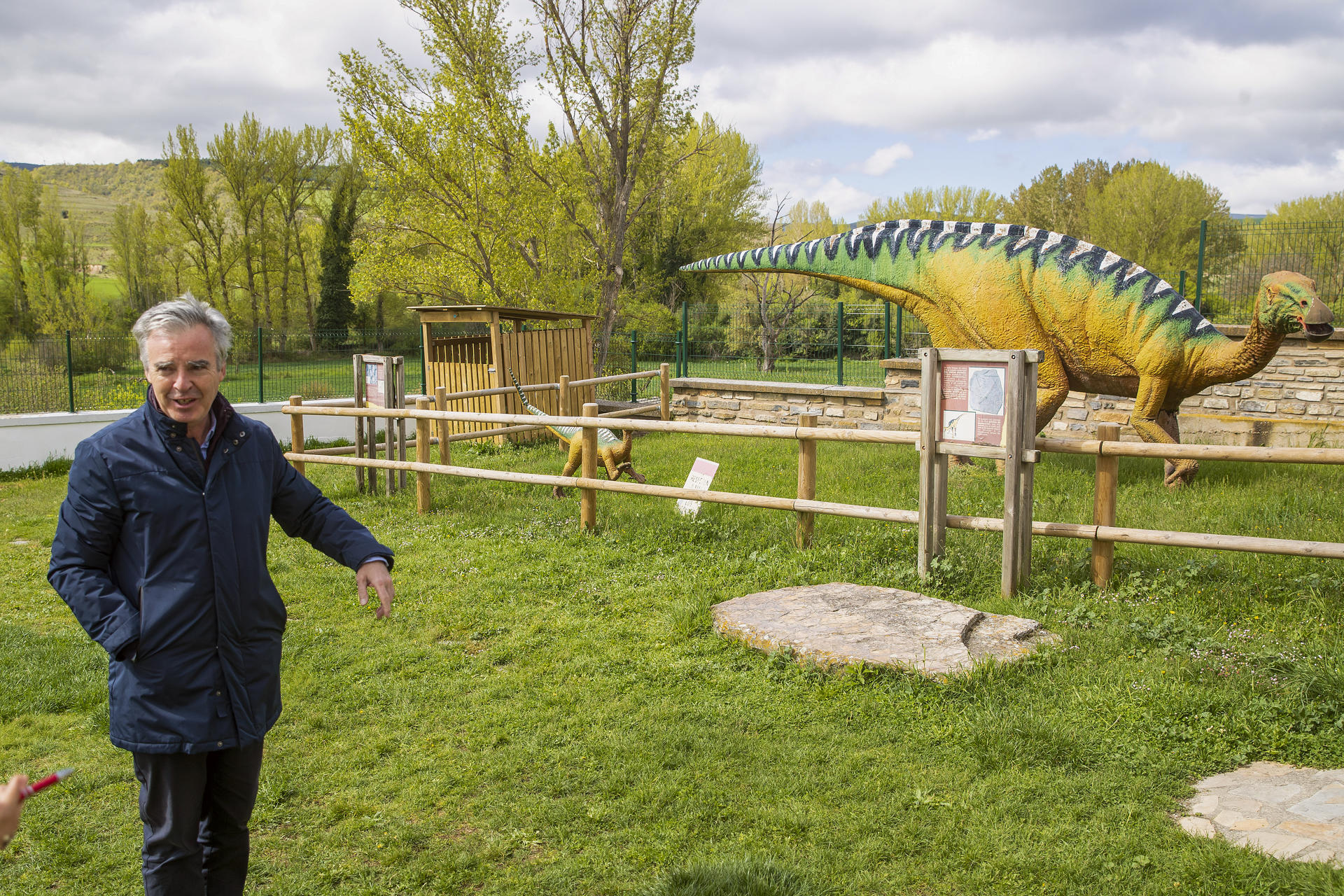 El presidente de la Mancomunidad de Tierras Altas de Soria, José Ramón Ruiz Sastre, junto a unas maquetas de dinosaurios en Soria. El noreste de Soria lanza un plan para reforzar su turismo en la zona de Tierras Altas a través de la creación de miradores y sendas botánicas que discurren por los principales valles de la zona así como la habilitación de puntos de observación de estrellas en pueblos deshabitados enmarcados en la ruta 'Donde habita el silencio'. EFE/ Wifredo García