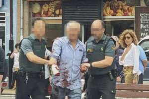 Un hombre es detenido por ser el supuesto autor de la muerte de otro varón que ha fallecido por los golpes que recibió con un arma de fuego durante una pelea y de causar heridas a otras dos personas este viernes por la mañana, en la plaza de Santa Bárbara de Bembibre (León). EFE/