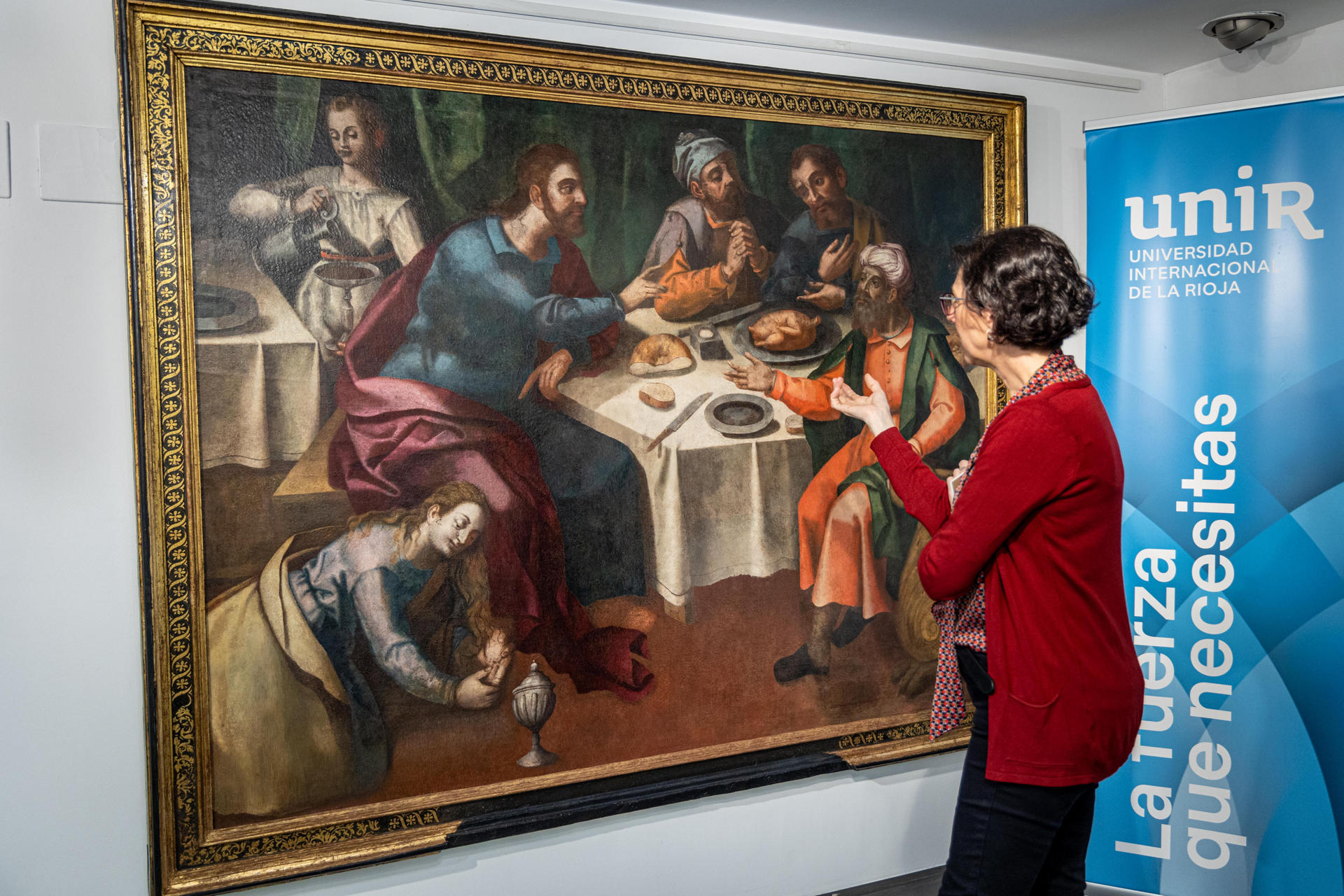 Imagen del cuadro restaurado 'Jesús en casa de Simón el fariseo' durante la presentacióneste miércoles un hallazgo pictórico del patrimonio riojano, así como la recuperación y restauración de seis joyas bibliográficas que datan del siglo XII hasta el XV procedentes de la Biblioteca del Monasterio de San Millán de la Cogolla, Patrimonio de la Humanidad y cuna del español. EFE/ Raquel Manzanares
