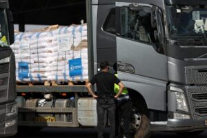 Camiones que transportan ayuda esperan para entrar en la Franja de Gaza en el cruce de Kerem Shalom, en el sur de Israel, el 22 de mayo de 2025. Según la ONU, medio millón de personas, o una de cada cinco personas en la Franja, se enfrentan al hambre, mientras que toda la población de la Franja de Gaza sigue enfrentándose a un riesgo crítico de hambruna tras 19 meses de conflicto, desplazamiento masivo y severas restricciones a la ayuda humanitaria. EFE/EPA/ATEF SAFADI