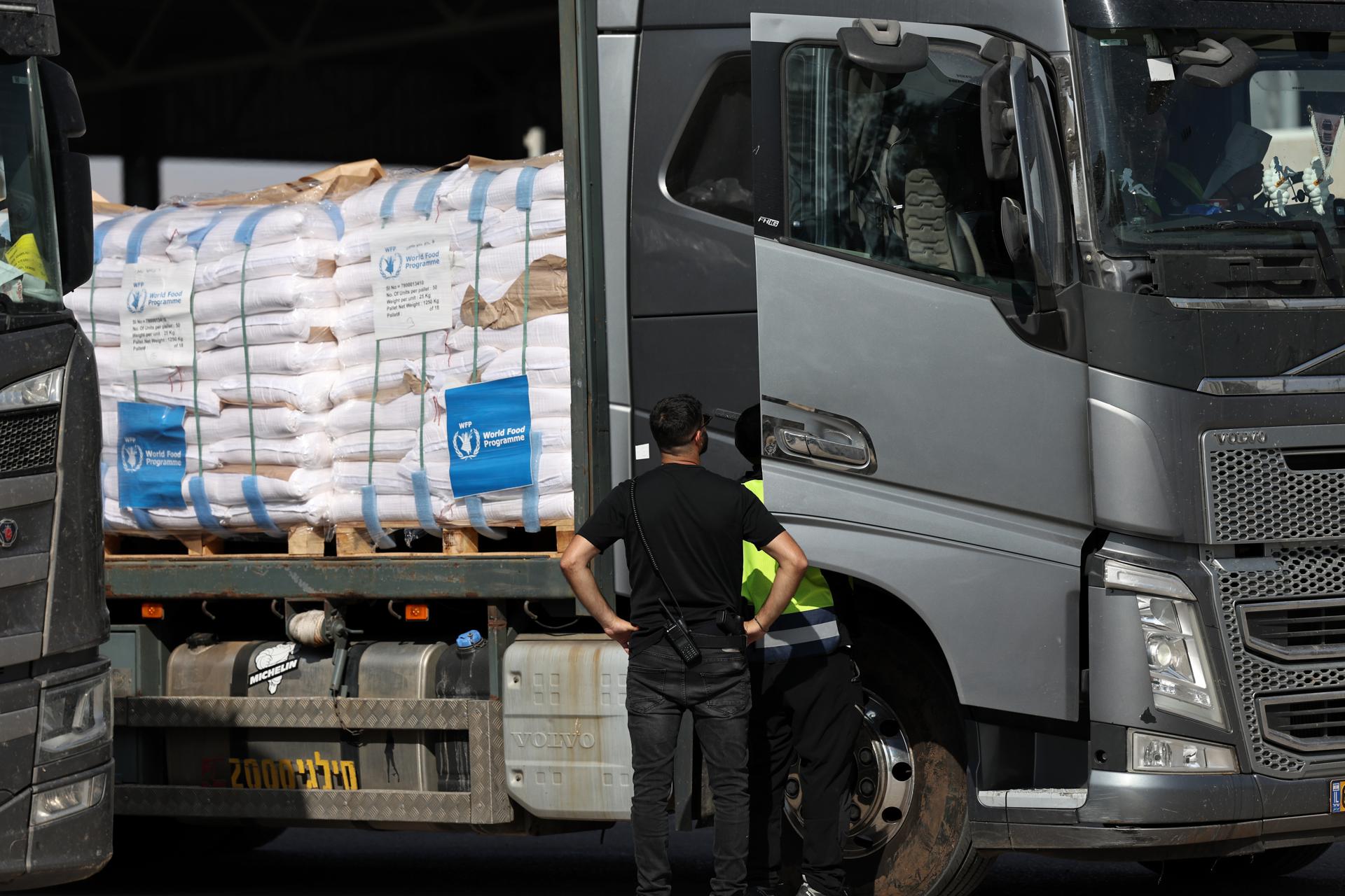 Camiones que transportan ayuda esperan para entrar en la Franja de Gaza en el cruce de Kerem Shalom, en el sur de Israel, el 22 de mayo de 2025. Según la ONU, medio millón de personas, o una de cada cinco personas en la Franja, se enfrentan al hambre, mientras que toda la población de la Franja de Gaza sigue enfrentándose a un riesgo crítico de hambruna tras 19 meses de conflicto, desplazamiento masivo y severas restricciones a la ayuda humanitaria. EFE/EPA/ATEF SAFADI