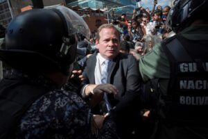 Fotografía de archivo, tomada el 7 de enero de 2020, del exdiputado opositor venezolano Juan Pablo Guanipa (c), al forcejear con efectivos de la Guardia Nacional Bolivariana (GNB), en Caracas (Venezuela). EFE/Rayner Peña