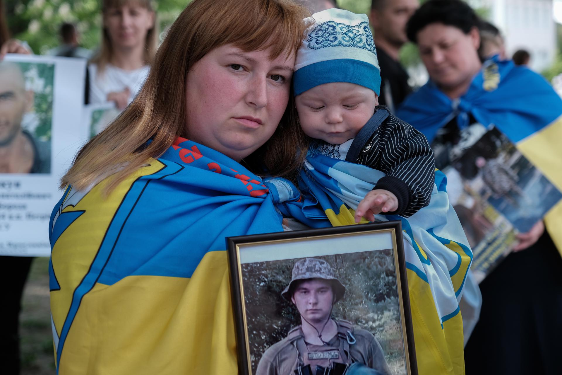 Familiares de prisioneros de guerra ucranianos reunidos en Chernigov, Ucrania, el 23 de mayo de 2025. EFE/EPA/MARIA SENOVILLA