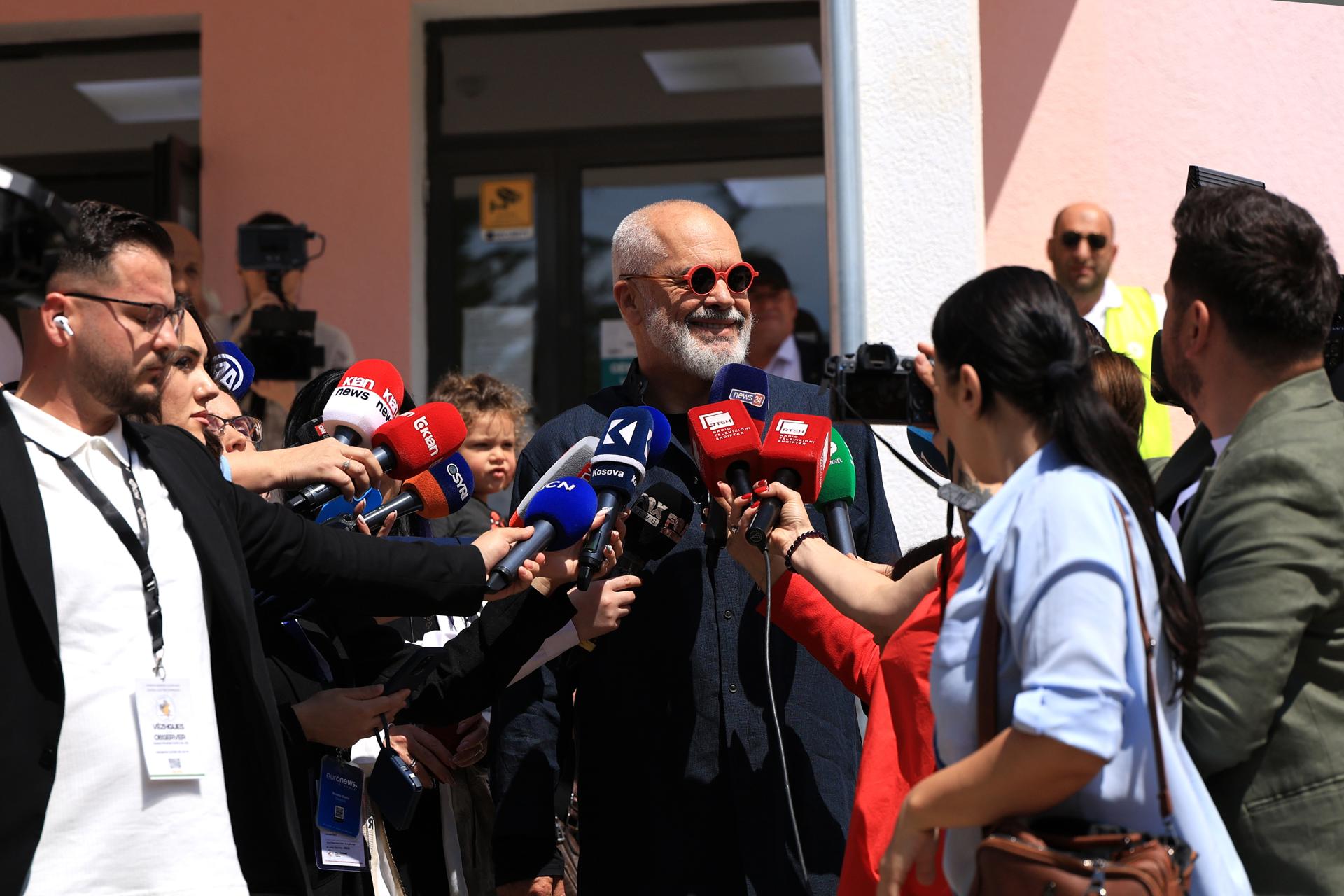 El actual primer ministro de Albania y presidente del Partido Socialista de Albania (PS), Edi Rama (C), habla con los medios después de emitir su voto durante las elecciones parlamentarias del país en Tirana, Albania, el 11 de mayo de 2025. EFE/EPA/STRINGER