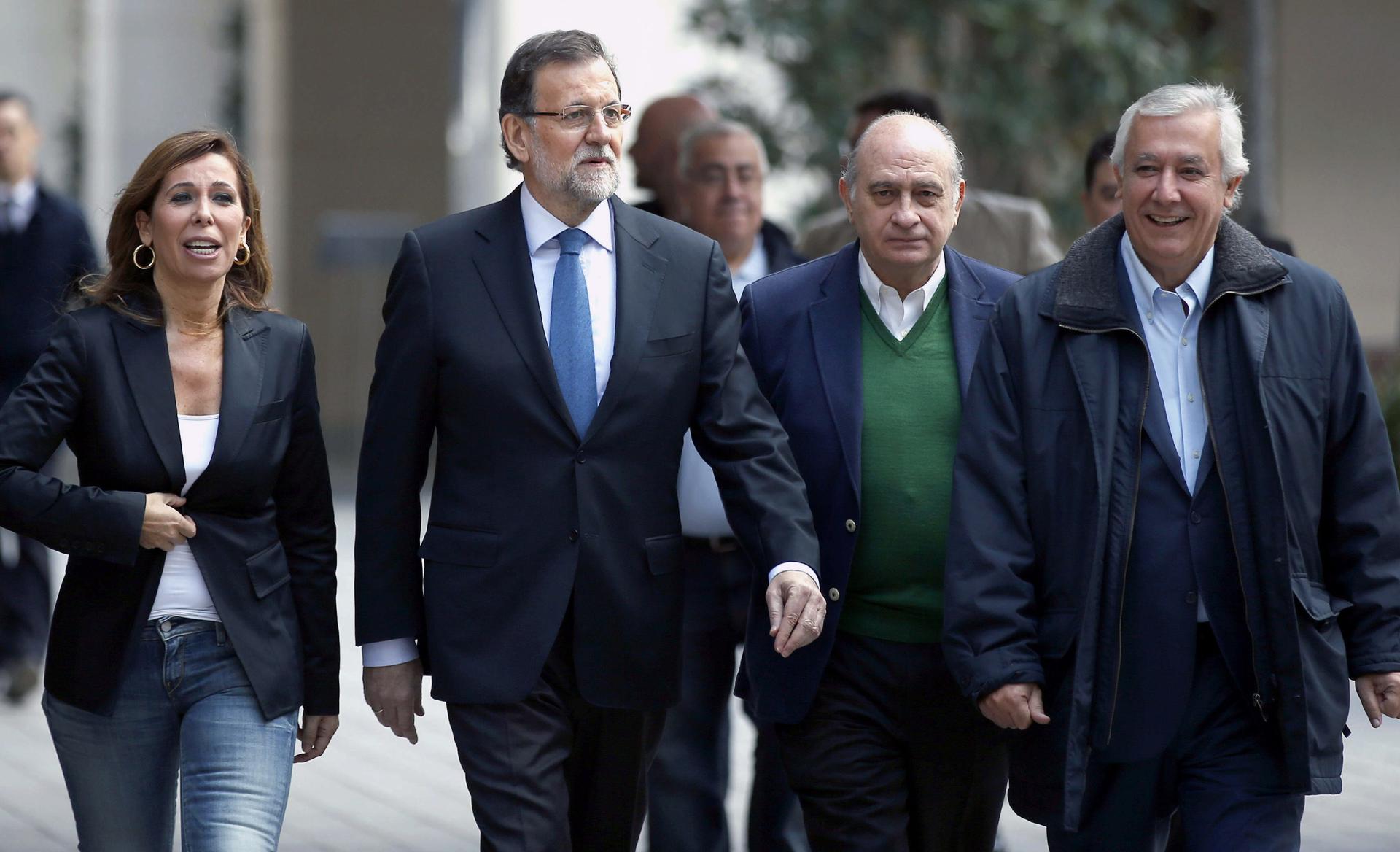 Foto de archivo (31/1/2015) del presidente del Gobierno, Mariano Rajoy, acompañado por la líder del PPC, Alicia Sánchez Camacho,iz., el ministro del Interior, Jorge Fernández Díaz,c-d, y Javier Arenas. EFE/ Andreu Dalmau.