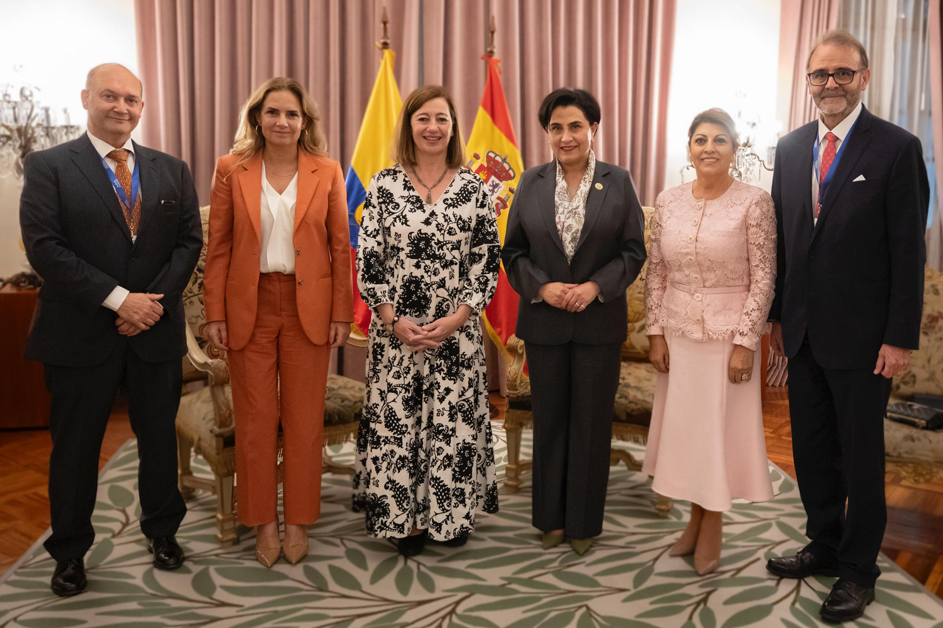 Fotografía cedida por el Ministerio de Relaciones Exteriores y Movilidad Humana de Ecuador que muestra desde la izquierda al embajador de España en Ecuador, Enrique Yturriaga, la secretaria de Estado para Iberoamérica y el Caribe y el Español en el Mundo del Gobierno de España, Susana Sumelzo, la presidenta del Congreso de los Diputados de España, Francina Armengol, la ministra de Relaciones Exteriores de Ecuador, Gabriela Sommerfeld, la embajadora de Ecuador en España, Wilma Andrade y del embajador de la Cancillería ecuatoriana Cristian Espinoza, durante una reunión bilateral en Quito. EFE/ Ministerio de Relaciones Exteriores y Movilidad Humana de Ecuador