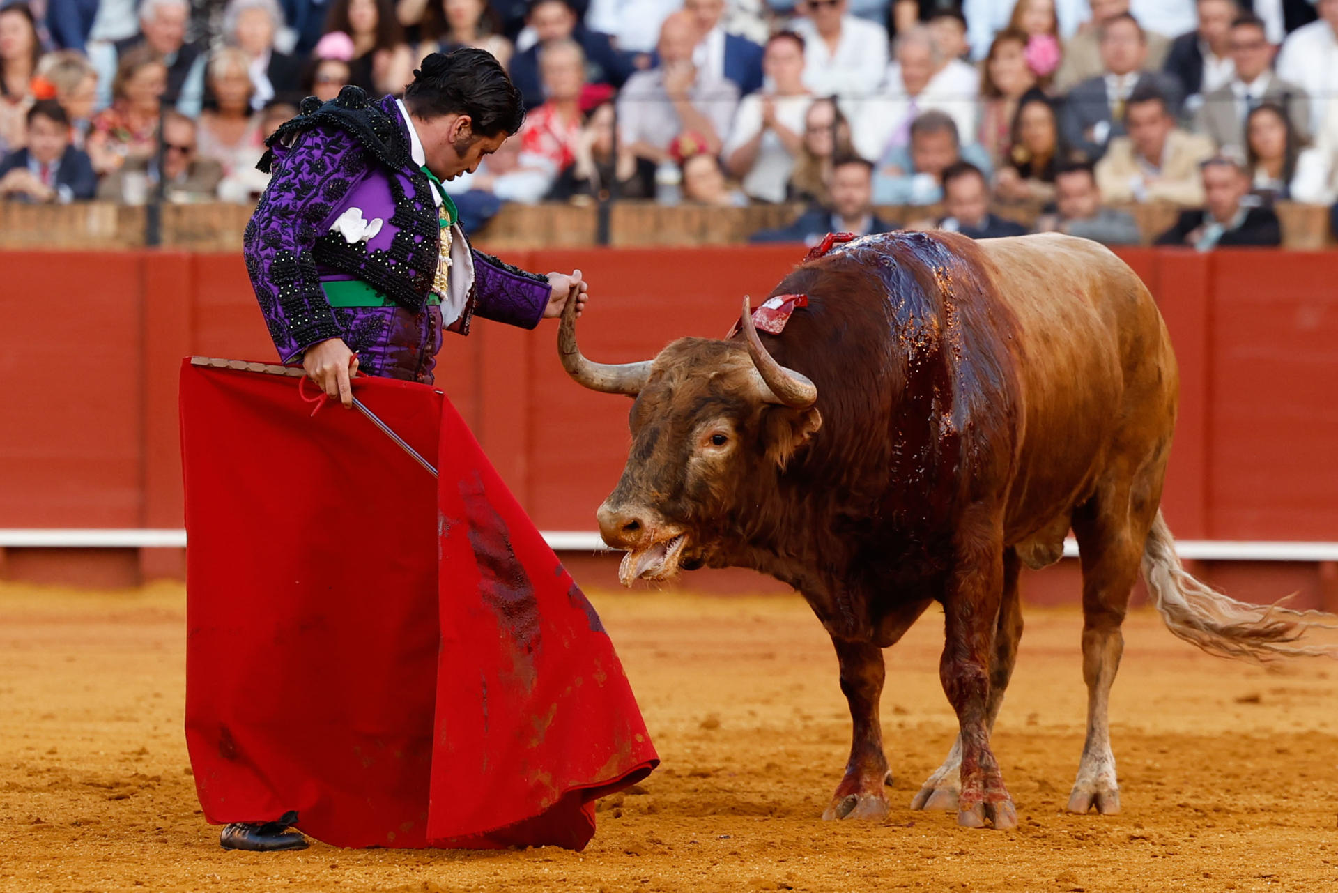 El torero Morante de la Puebla durante el festejo de la Feria de Abril de este viernes en la plaza de la Maestranza, en Sevilla. EFE/ Julio Muñoz