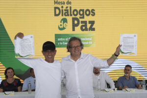 El jefe negociador de la Coordinadora Nacional Ejército Bolivariano (CNEB), Walter Mendoza (i) y el jefe negociador de Gobierno Armando Novoa celebran luego de firmar acuerdos este domingo, durante el cierre del quinto ciclo de diálogos de paz entre el Gobierno colombiano y disidencias de las FARC en el resguardo indígena Inda Zabaleta, Tumaco (Colombia). EFE/ Carlos Ortega