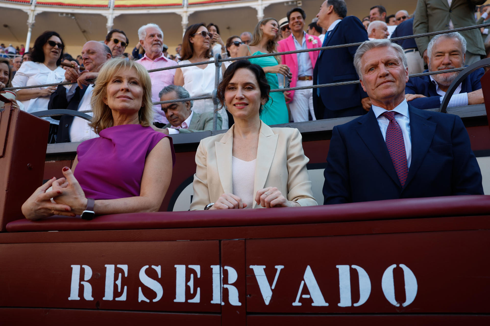 La presidenta de la Comunidad de Madrid, Isabel Díaz Ayuso (c) y la presidenta de la Asociación de la Prensa de Madrid, María Rey (i) durante la corrida de la prensa de la Feria de San Isidro, este miércoles en la Plaza de Toros de Las Ventas, en Madrid. EFE/ Juanjo Martín