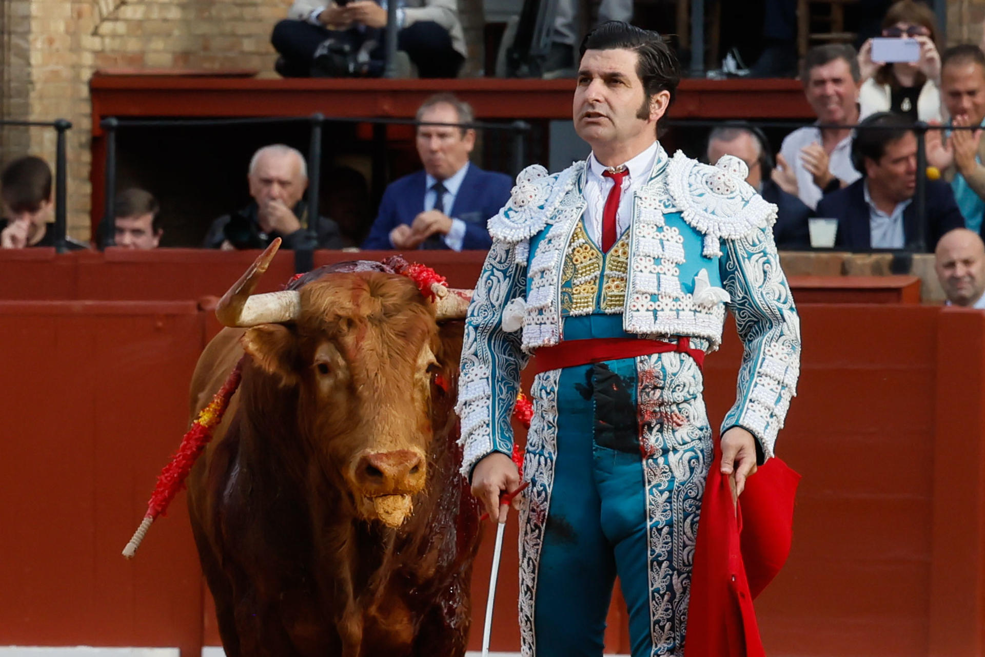 El diestro Morante de la Puebla antes de entrar a matar durante el noveno festejo de la Feria de Abril 2025. EFE/ José Manuel Vidal