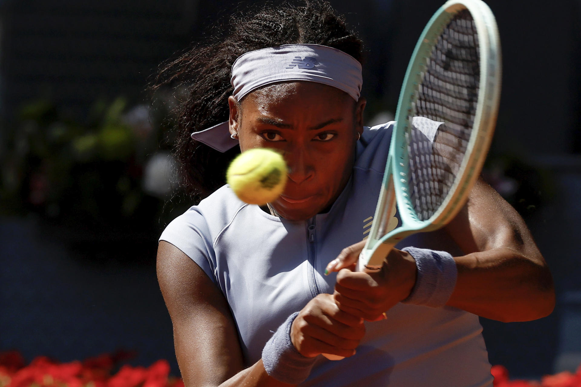 La tenista estadounidense Cori Dionne "Coco" Gauff, en acción contra la polaca Iga Swiatek durante el partido de semifinales del Mutua Madrid Open que disputaron en las instalaciones de la Caja Mágica en Madrid. EFE/ Chema Moya