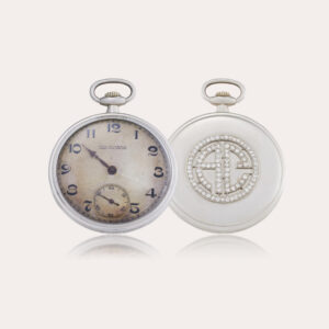 Fotografía cedida este miércoles, 21 de mayo, por la casa de subastas Sotheby's donde se muestra un reloj marca Patek Phillipe, con las iniciales AC -formadas en diamantes- de su propietario el mafioso Al Capone, que se subastará el próximo 10 de junio en Nueva York (Estados Unidos). EFE/ Sotheby's