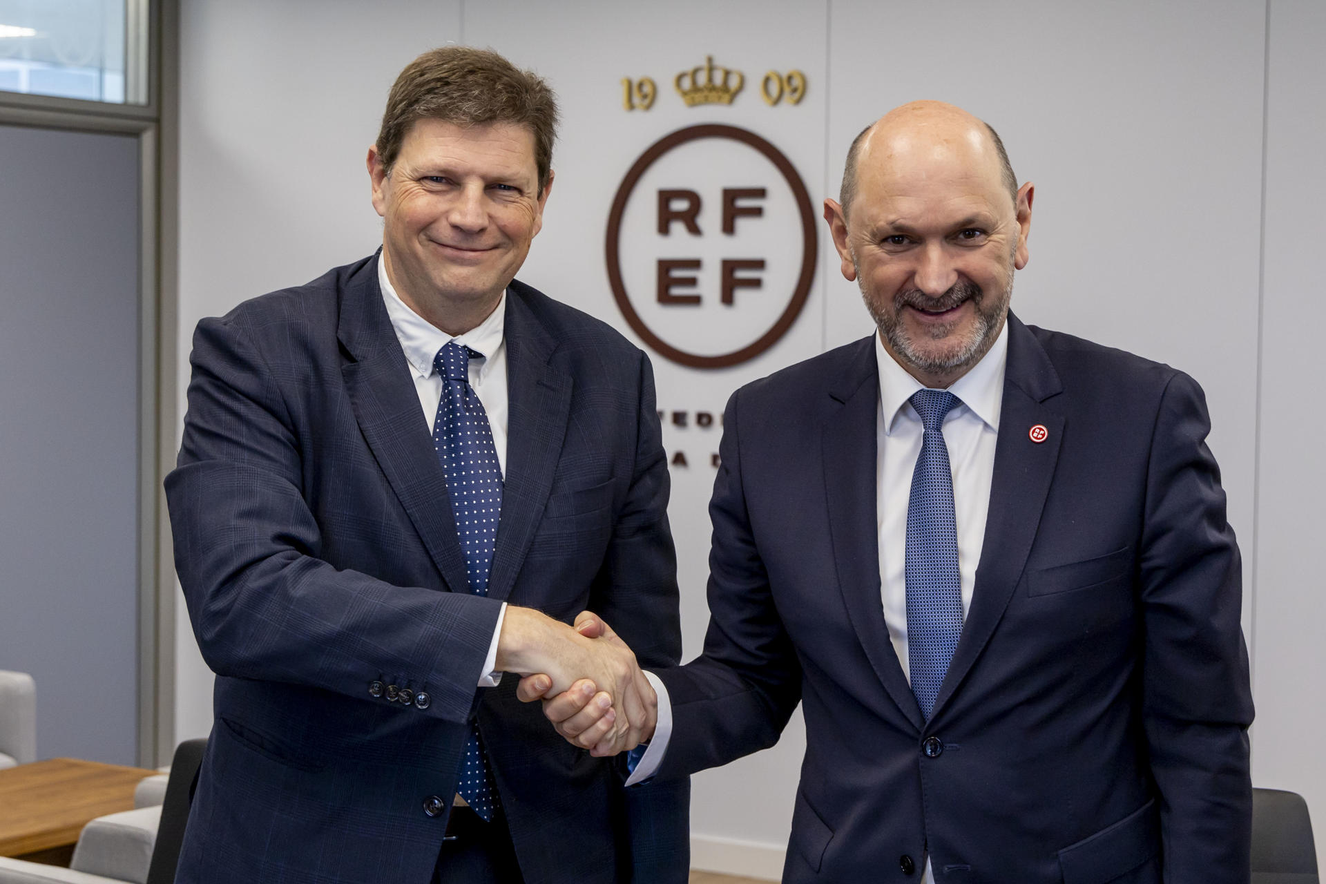 El presidente de la Real Federación Española de Fútbol (RFEF), Rafael Louzán (d), junto al CEO de Ebro, Pedro Calef, tras firmar un acuerdo de patrocinio, este miércoles. EFE/ RFEF/Pedro Gonzalez