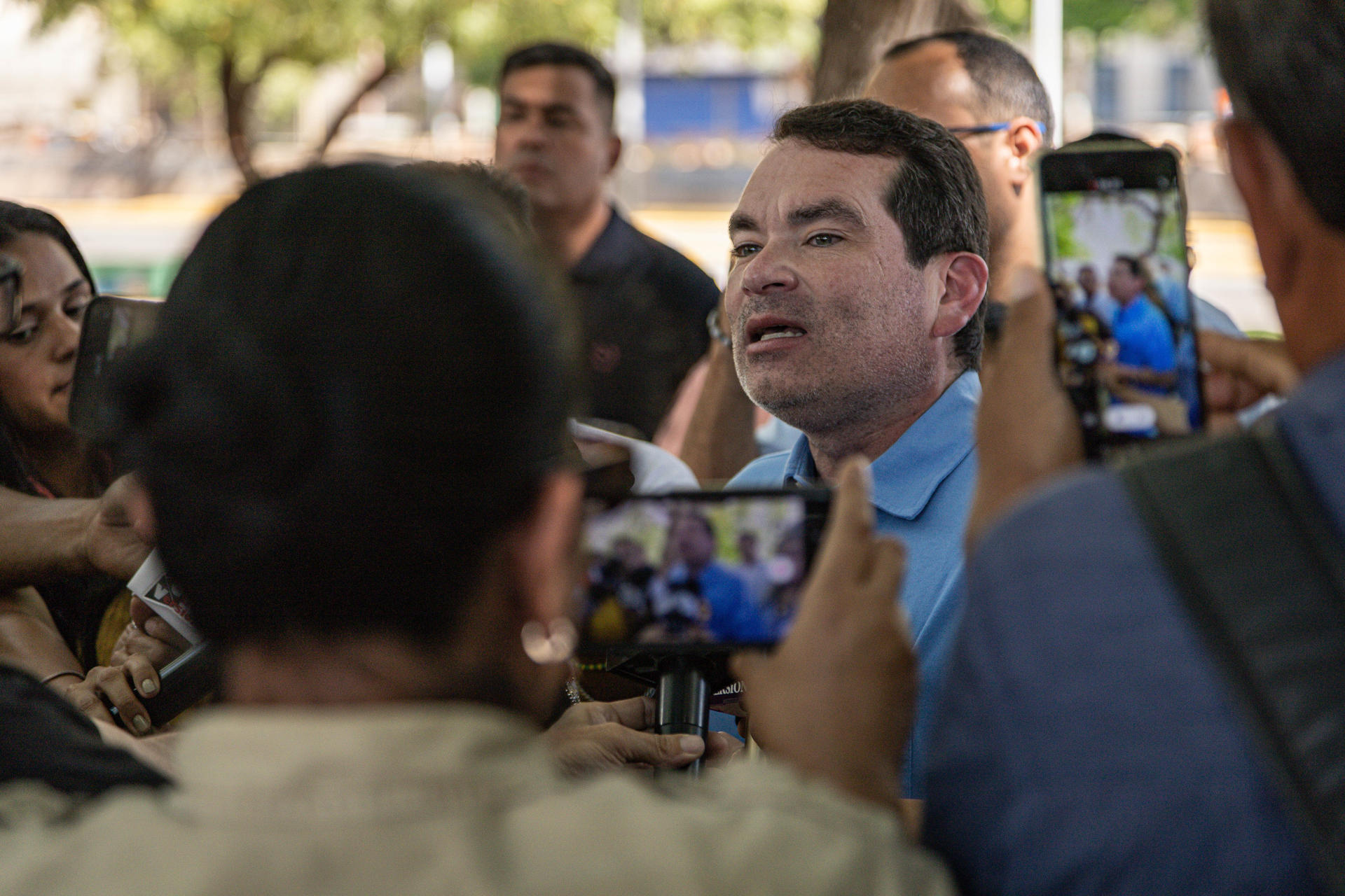 El opositor venezolano Tomás Guanipa habla durante una rueda de prensa este viernes, en Maracaibo (Venezuela). EFE/ Henry Chirinos