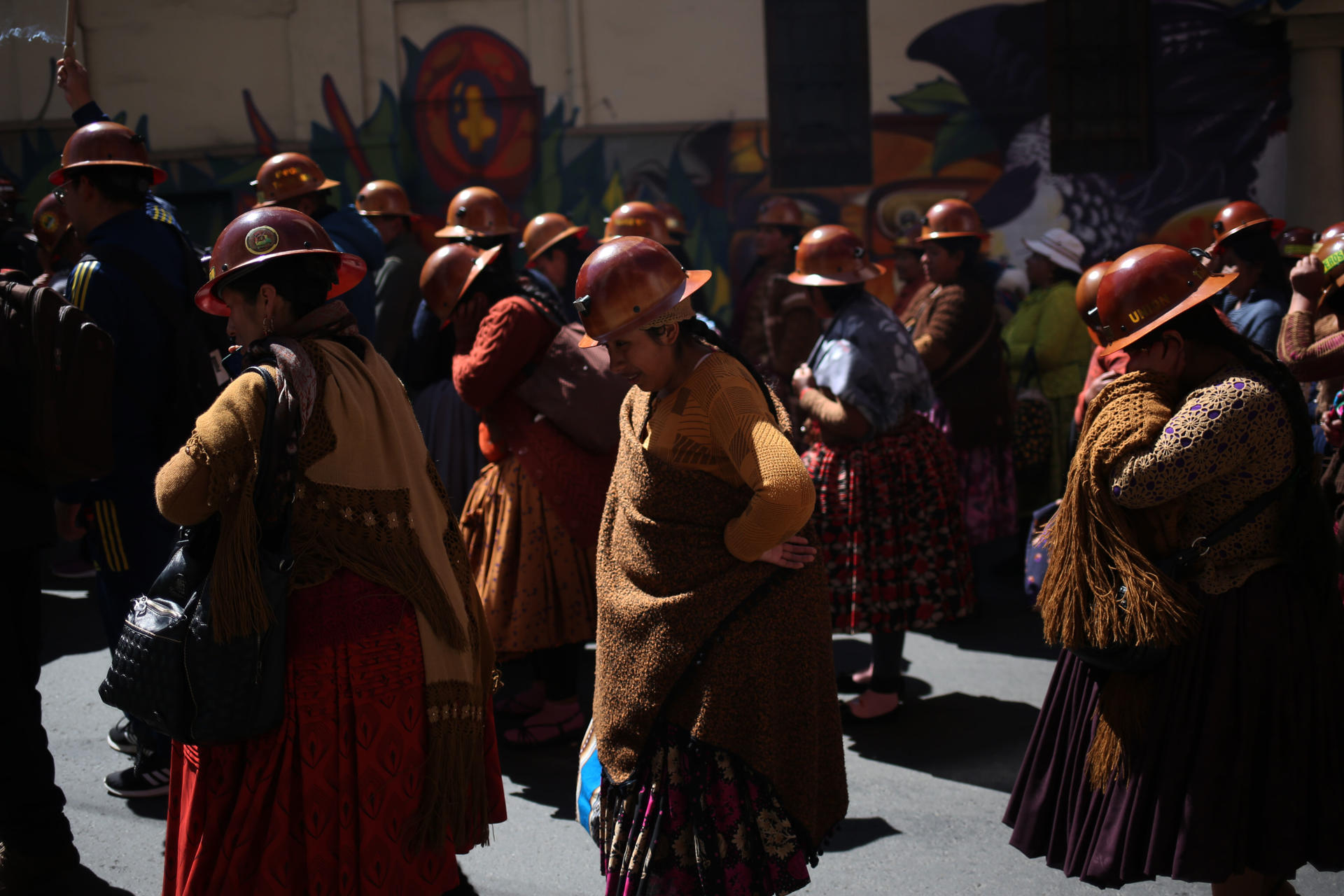 Mujeres aimaras participan en La Paz en una protesta de mineros auríferos que exigen al Gobierno de Luis Arce que dé soluciones inmediatas a la falta de dólares y de combustible. EFE/ Luis Gandarillas