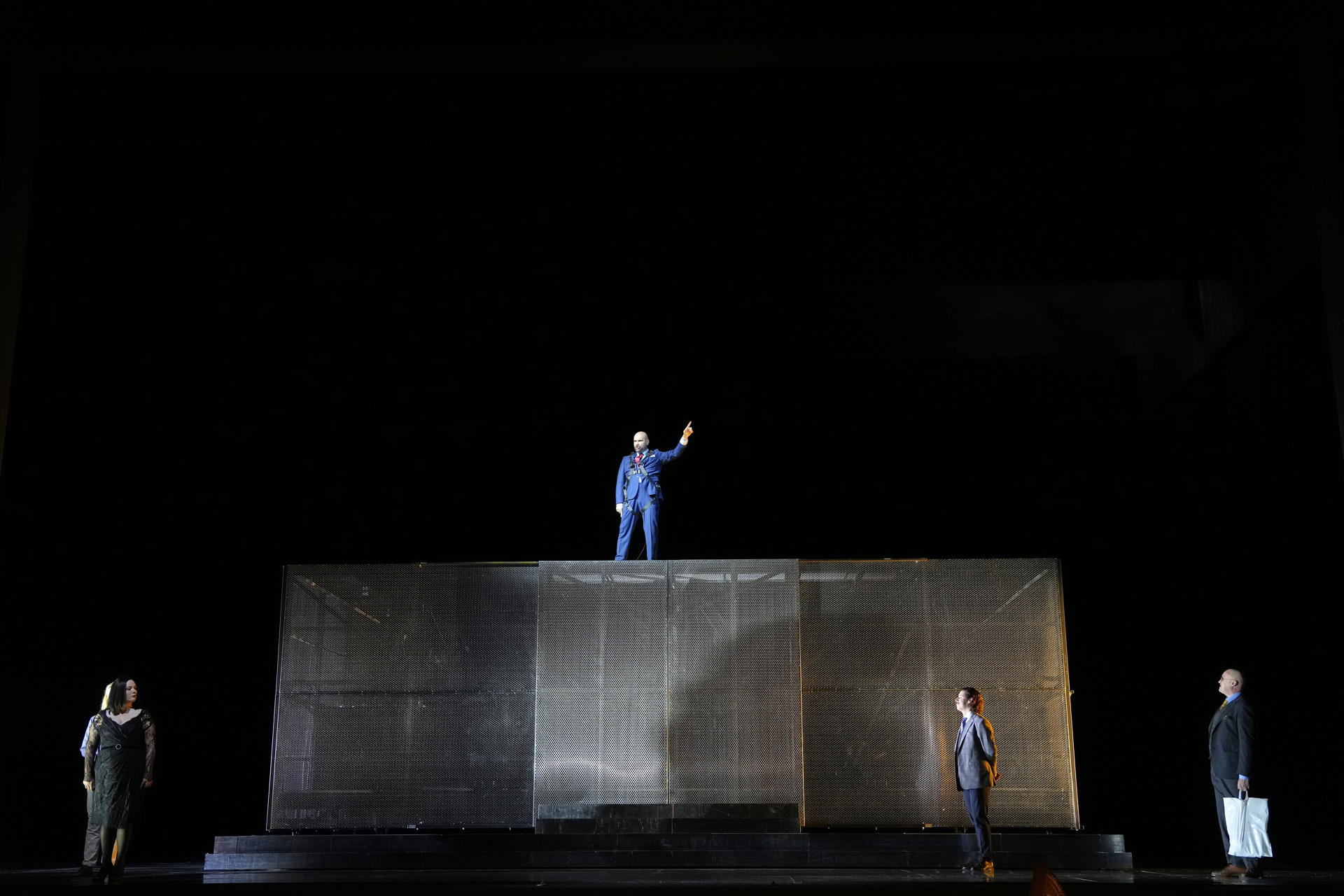 El contratenor Xavier Sabata (c) y la soprano Julie Fuchs encabezan en el Gran Teatre del Liceu el reparto de la ópera de Händel, 'Giulio Cesare', con propuesta escénica de Calixto Bieito, que sitúa la acción en el presente, y con el maestro William Christie, al frente de la Orquesta, que, por primera vez, tocará con instrumentos de época. EFE/Alejandro García