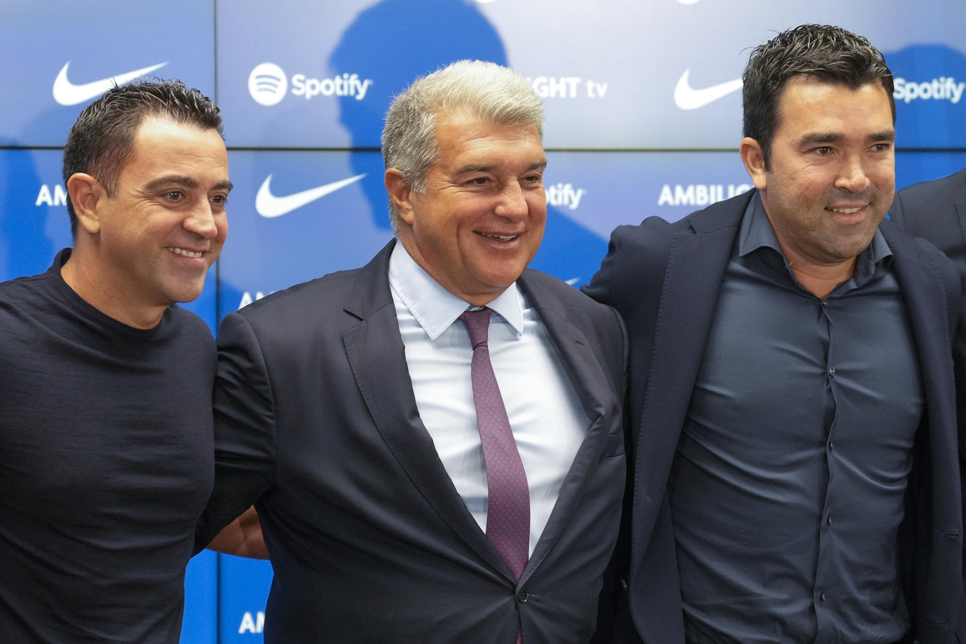 -Anderson Luis de Souza 'Deco' (d), posa con el presidente del FC Barcelona, Joan Laporta (c) y el exentrenador, Xavi Hernández en foto de archivo de Enric Fontcuberta. EFE