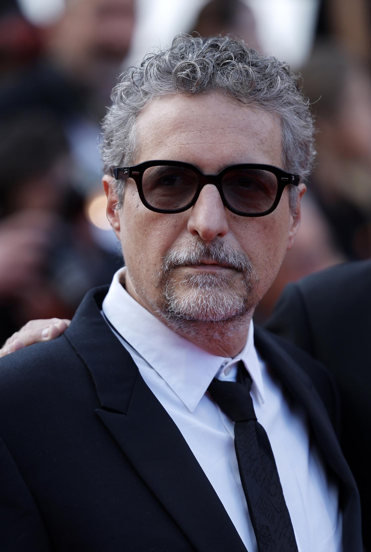 El director brasileño Kleber Mendonça Filho posa en la alfombra roja este sábado, antes de la ceremonia de clausura y entrega de premios del 78º Festival de Cine de Cannes. EFE/EPA/GUILLAUME HORCAJUELO
