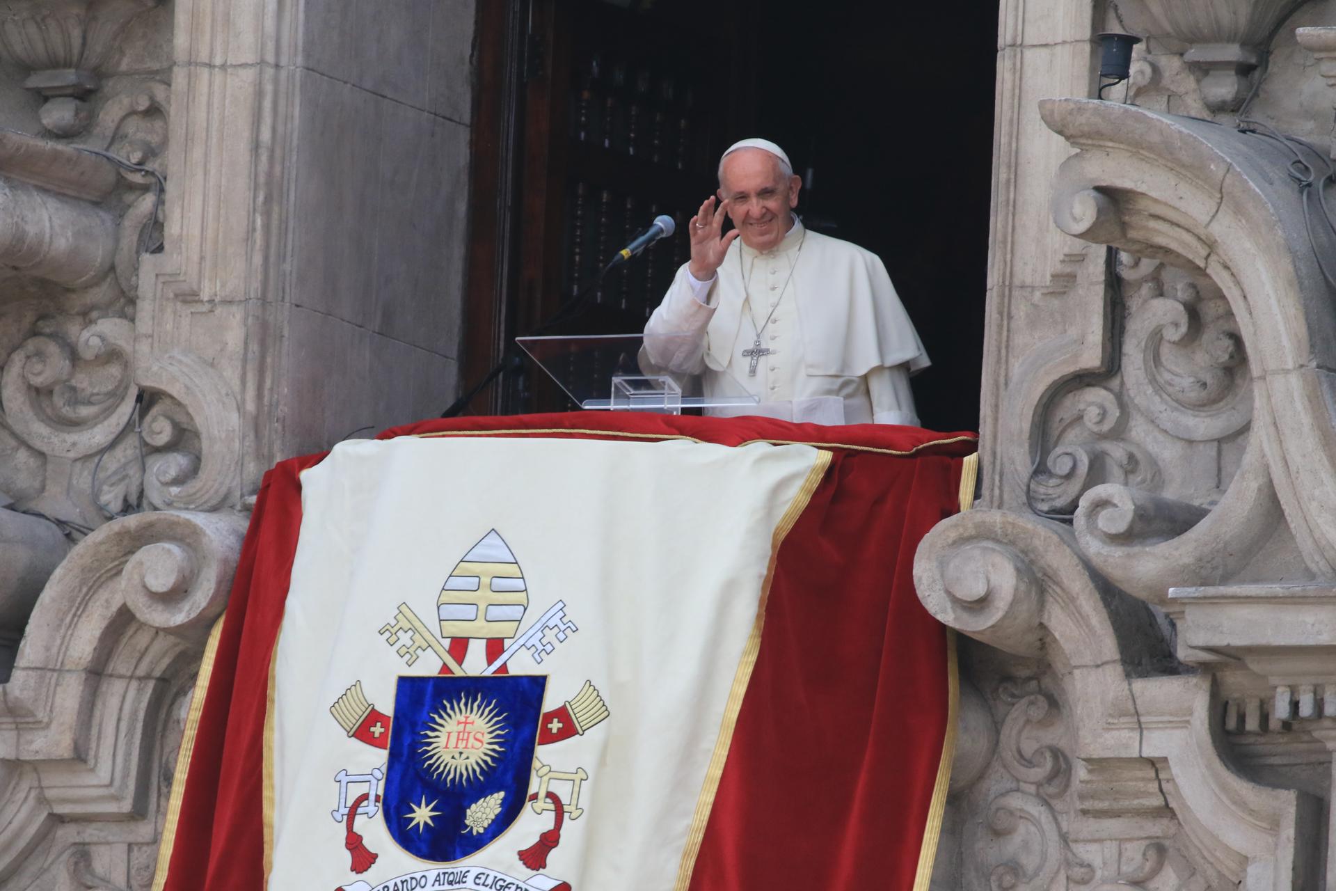 Fotografía de archivo del papa Francisco saluda desde el balcón del Palacio Arzobispal en Lima (Perú). EFE/SEBASTIÁN CASTAÑEDA