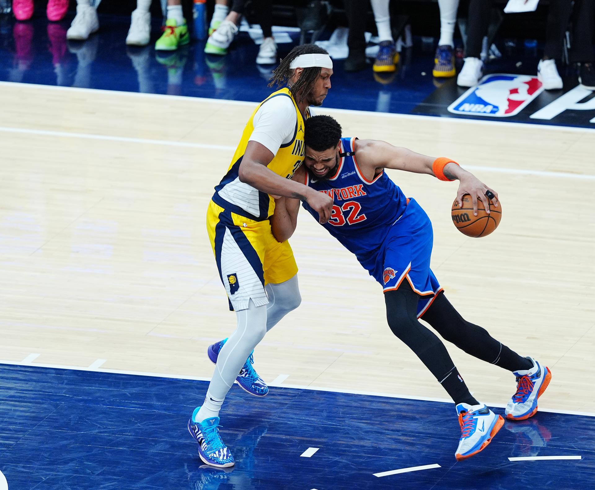 El pívot de los Knicks Karl Anthony-Towns (d) lucha contra la marca del pívot de los Pacers, Myles Turner, durante el tercer partido de las finales de la Conferencia Este jugado este sábado en el Gainbridge Fieldhouse de Indianápolis. EFE/EPA/BRIAN SPURLOCK
