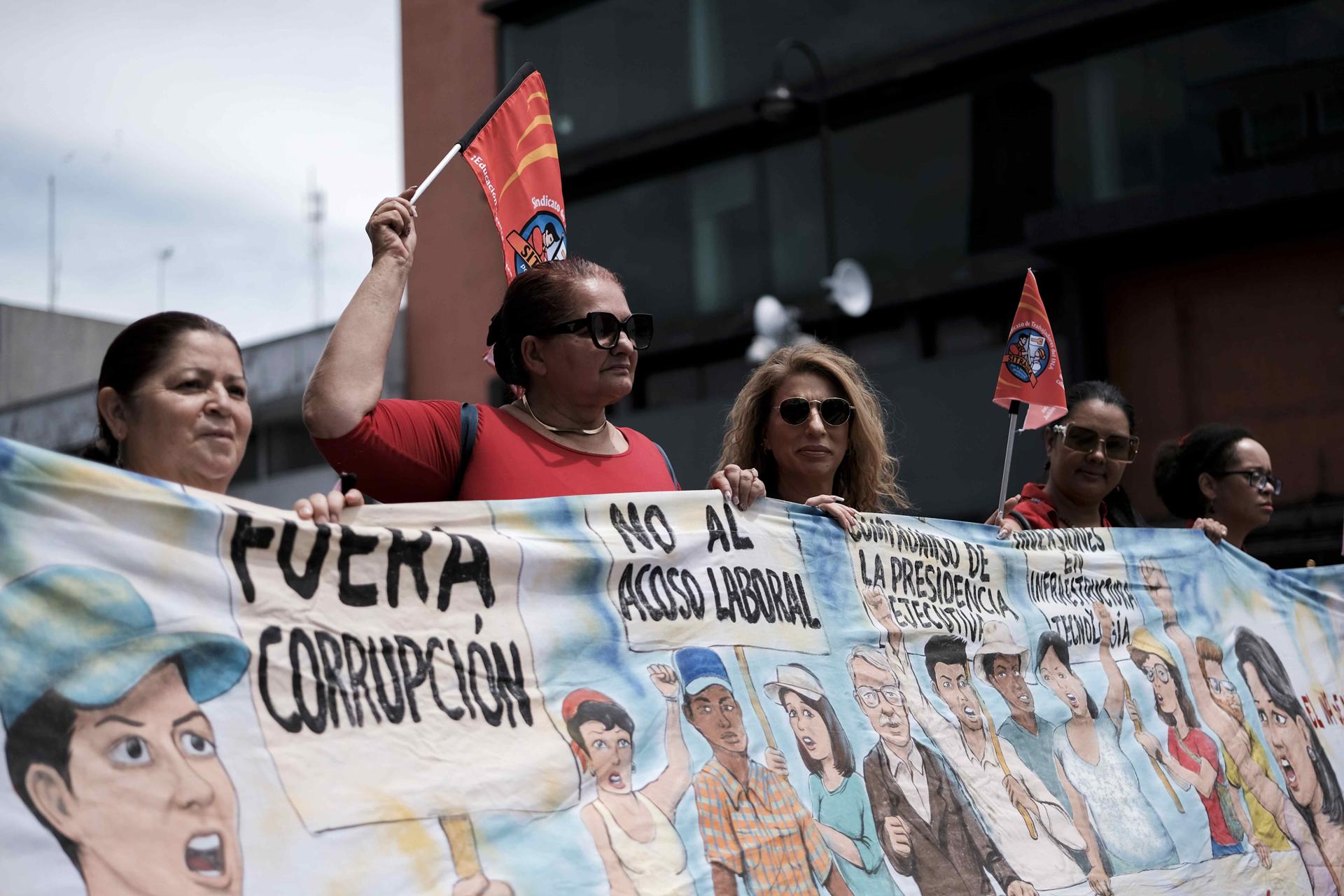 Manifestantes marchan durante la conmemoración del Día Internacional del Trabajo este jueves, en San José (Costa Rica). EFE/ Jeffrey Arguedas