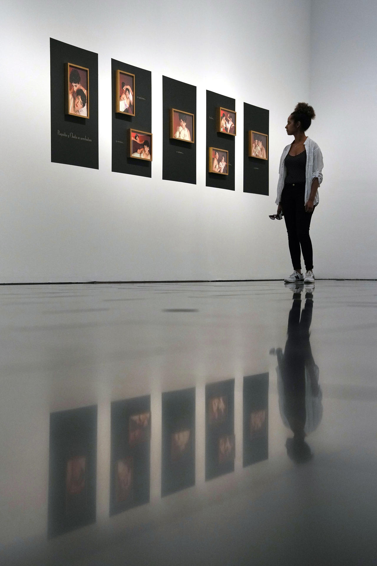 Aspecto de la exposición 'He aprendido a nadar en seco', que la artista cubano-estadounidense Coco Fusco presenta en el MACBA y que investiga la confrontación entre arte y poder en la Cuba postrevolucionaria. EFE/Alejandro García
