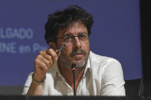 El fotoperiodista Emilio Morenatti de Associated Press este jueves, durante las jornadas de Periodismo en lo Global en el Campus de Segovia de la Universidad de Valladolid dentro del marco del Premio de Periodismo Cirilo Rodríguez. EFE/ Pablo Martín