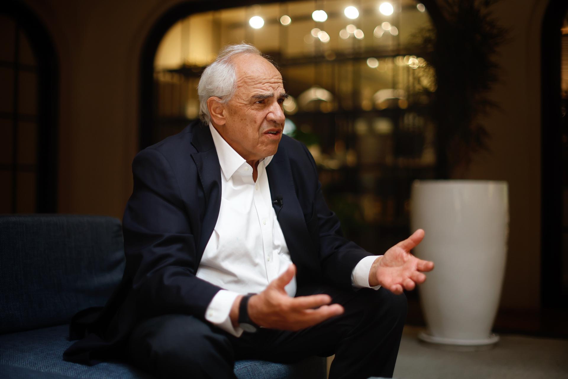 El expresidente colombiano Ernesto Samper habla durante una entrevista con EFE este miércoles, en la Ciudad de México (México). EFE/ Sáshenka Gutiérrez
