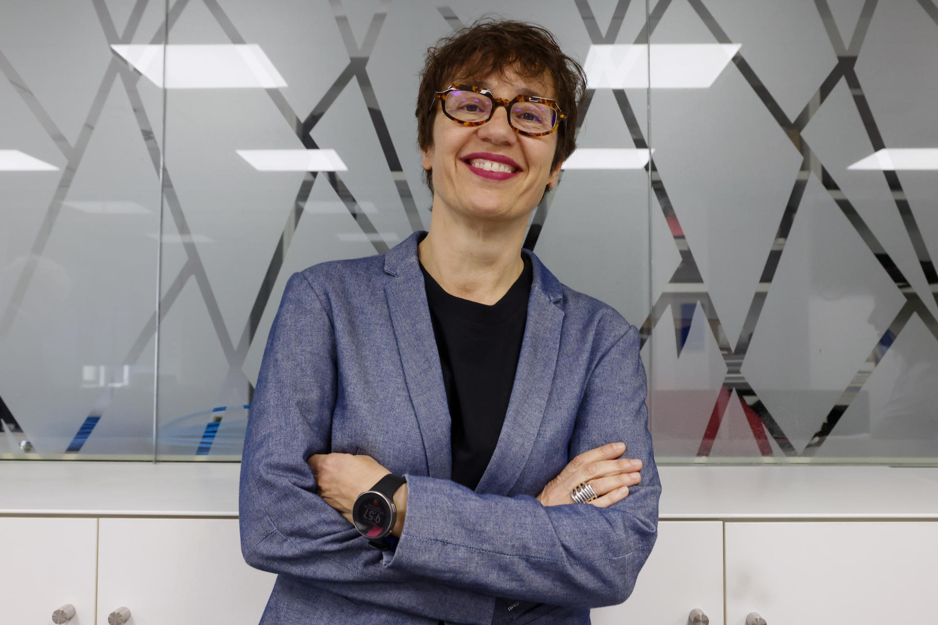 La periodista Noemí Gómez, una de los integrantes de la sección de Ciencia de la Agencia EFE posa después de que la sección haya sido galardonada con el Premio CSIC-Fundación BBVA de Comunicación Científica por el rigor con el que trasladan "de manera contrastada el conocimiento basado en la evidencia científica" a la red mediática de hispano-hablantes, destaca el jurado. EFE/ Blanca Millez