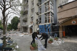 Equipos de rescate ucranianos trabajan en un edificio residencial alcanzado por un dron durante un ataque nocturno en Kiev, Ucrania, 25 de mayo de 2025.EFE/EPA/SERGEY DOLZHENKO