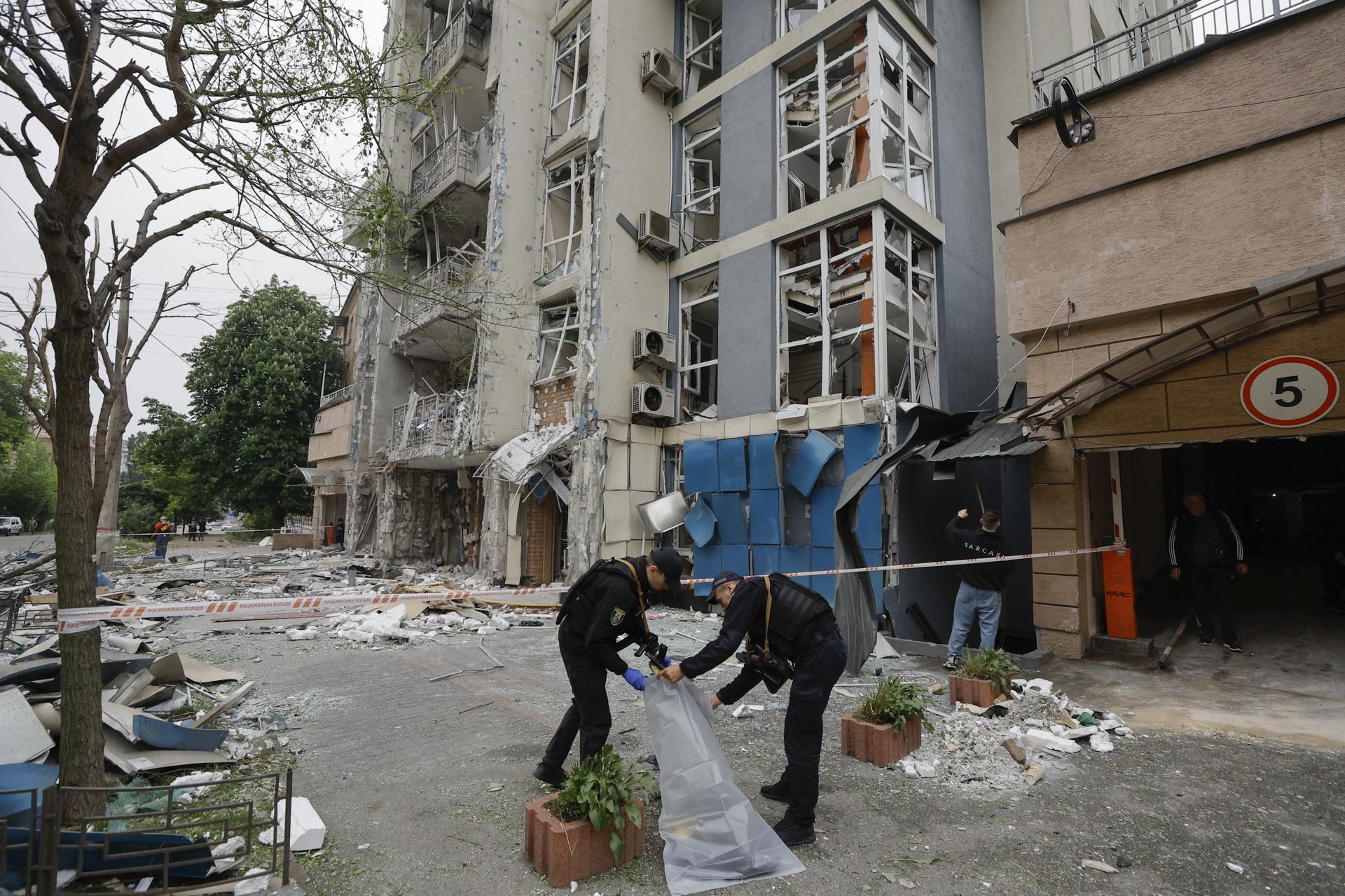 Equipos de rescate ucranianos trabajan en un edificio residencial alcanzado por un dron durante un ataque nocturno en Kiev, Ucrania, 25 de mayo de 2025.EFE/EPA/SERGEY DOLZHENKO