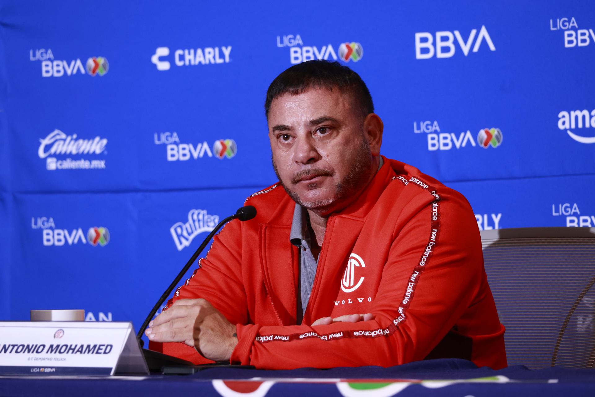 El técnico argentino del Club Toluca, Antonio Mohamed, habla este miércoles durante una rueda de prensa en la ciudad de Toluca en el Estado de México (México). EFE/Felipe Gutiérrez