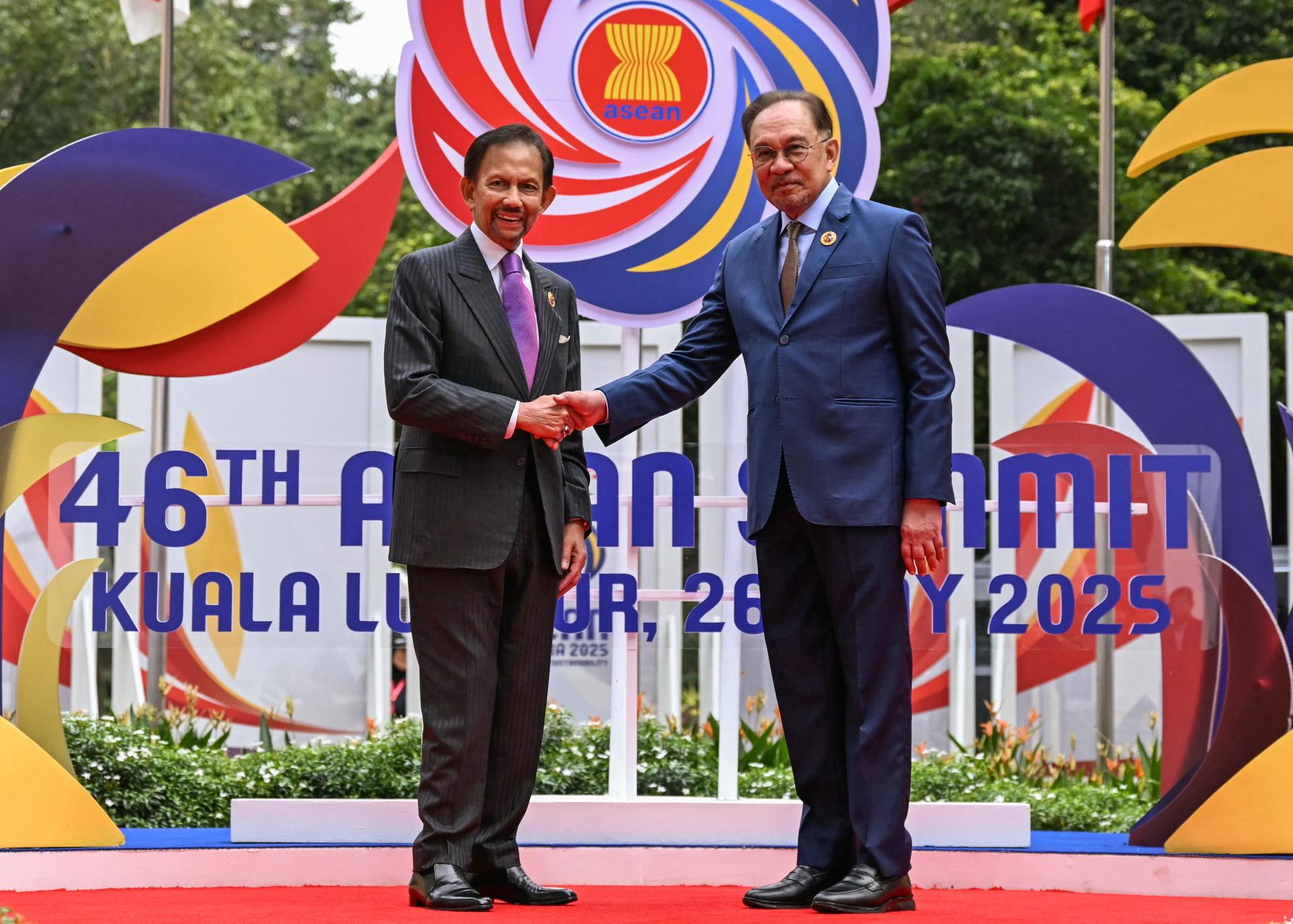 Fotografía de archivo, tomada el 25/05/2025, que muestra al primer ministro de Malasia Anwar Ibrahim (D) recibiendo al sultán de Brunéi, Hassanal Bolkiah (I), antes de la cumbre de la ASEAN en Kuala Lumpur. EFE/EPA/MOHD RASFAN / POOL