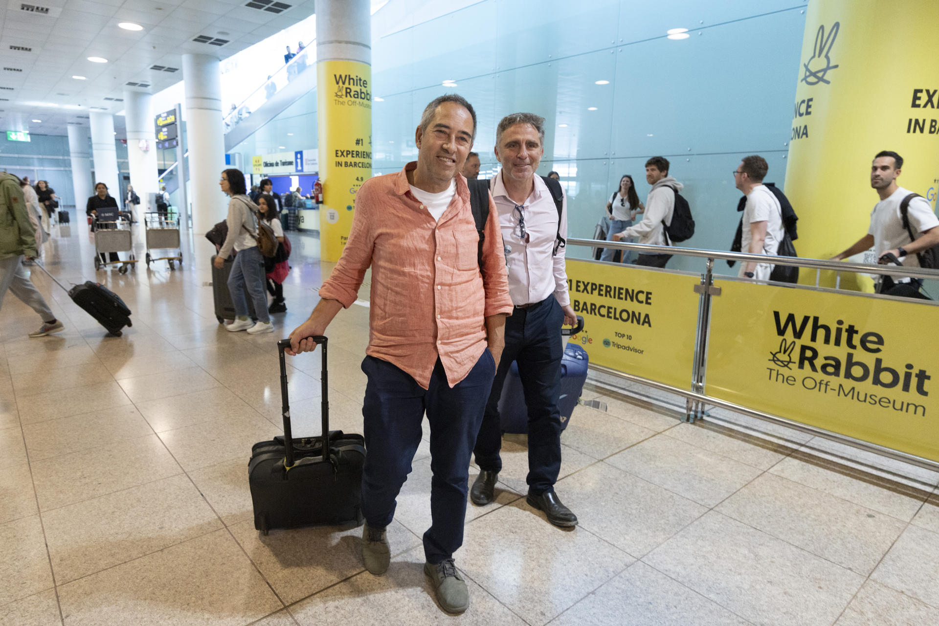 Los empresarios Roberto Barros, director internacional de la Cámara de Comercio de Tarragona (i) y el responsable de exportación de África y Oriente medio de Taurus, David Balbás (d) a su llegada al aeropuerto de Barcelona procedentes de Roma tras estar atrapados en Libia , formaban parte de los nueve empresarios españoles que se vieron atrapados en Trípoli (Libia) por los enfrentamientos armados entre milicias llegaron anoche al aeropuerto de Fiumicino de Roma, desde donde este viernes han tomado sus vuelos de regreso a España. EFE/ Marta Pérez