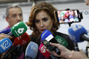 La vicepresidenta del Gobierno y ministra de Hacienda, María Jesús Montero, ha defendido la "contundencia y transparencia" ante las informaciones sobre la militante socialista Leire Díez y ha garantizado que si del expediente abierto se desprende "alguna conducta reprochable e irregular", se llevará "hasta sus últimos términos", este viernes durante la visita realizada a las instalaciones de la cooperativa Dcoop en Antequera (Málaga). EFE/Jorge Zapata