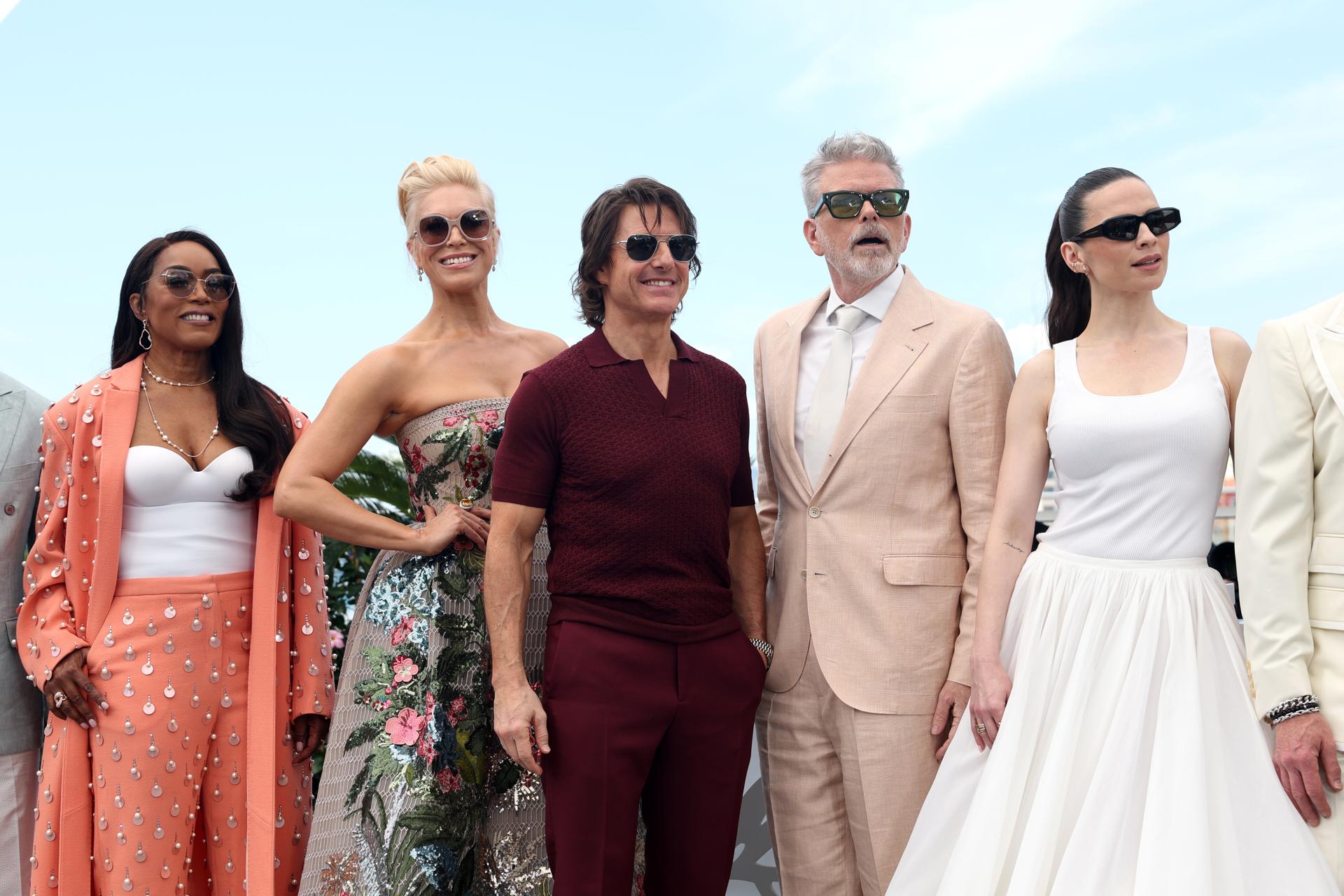 (De izquierda a derecha) Angela Bassett, Hannah Waddingham, Tom Cruise, el director estadounidense Christopher McQuarrie y Hayley Atwell asisten a la sesión de fotos de 'Misión: Imposible - La sentencia final' durante el 78º Festival de Cine de Cannes, en Cannes, Francia, el 14 de mayo de 2025. El festival de cine se celebra del 13 al 24 de mayo de 2025. (Cine, Francia) EFE/EPA/MOHAMMED BADRA
