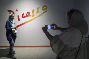 Las líneas rotas, los rostros fragmentados y la energía inagotable de Pablo Picasso han conquistado el corazón de Teherán, por lo que se ha prolongado la exposición de las obras del genio español en el Museo de Arte Contemporáneo de la capital iraní. EFE/ Aydin Shayegan