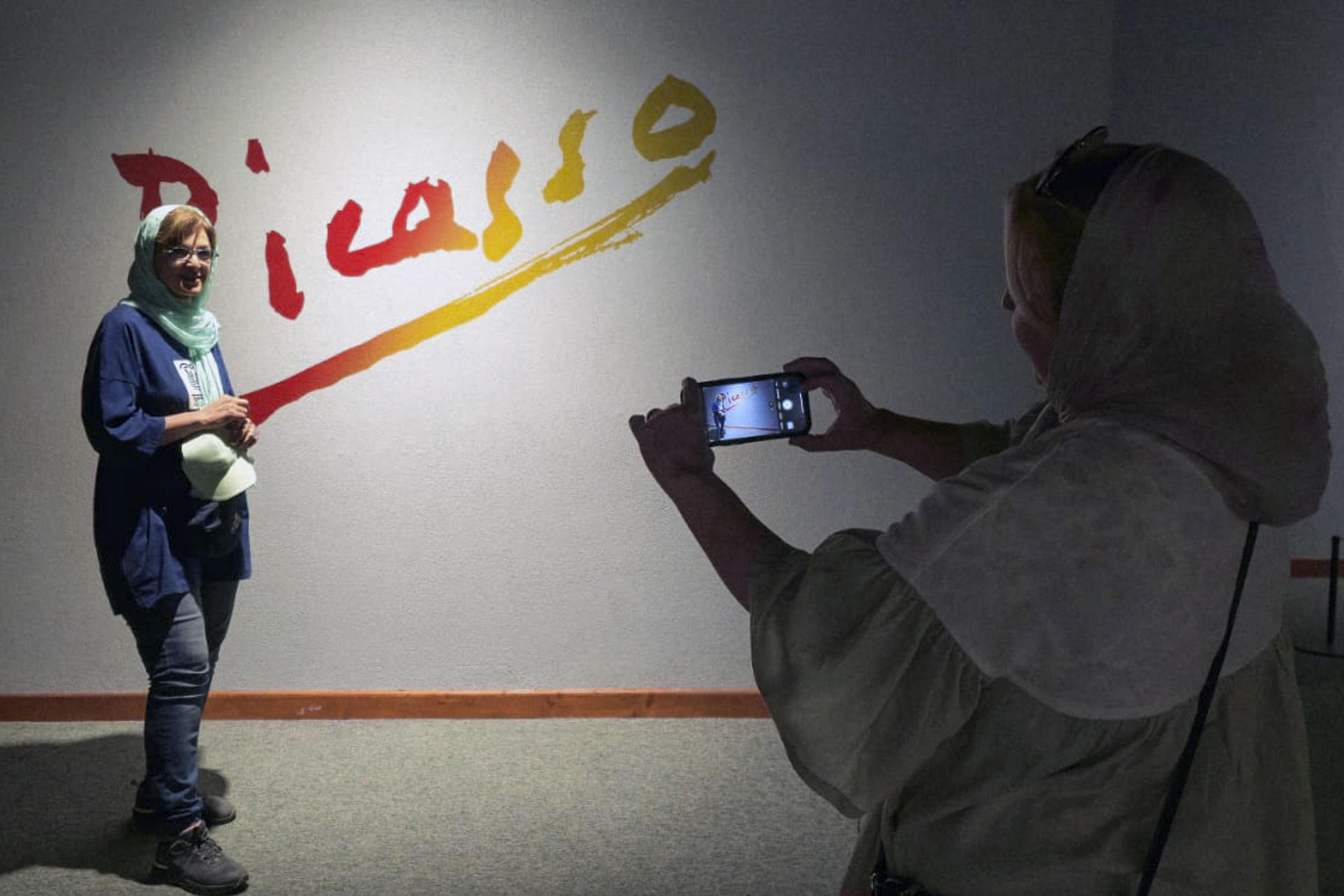 Las líneas rotas, los rostros fragmentados y la energía inagotable de Pablo Picasso han conquistado el corazón de Teherán, por lo que se ha prolongado la exposición de las obras del genio español en el Museo de Arte Contemporáneo de la capital iraní. EFE/ Aydin Shayegan