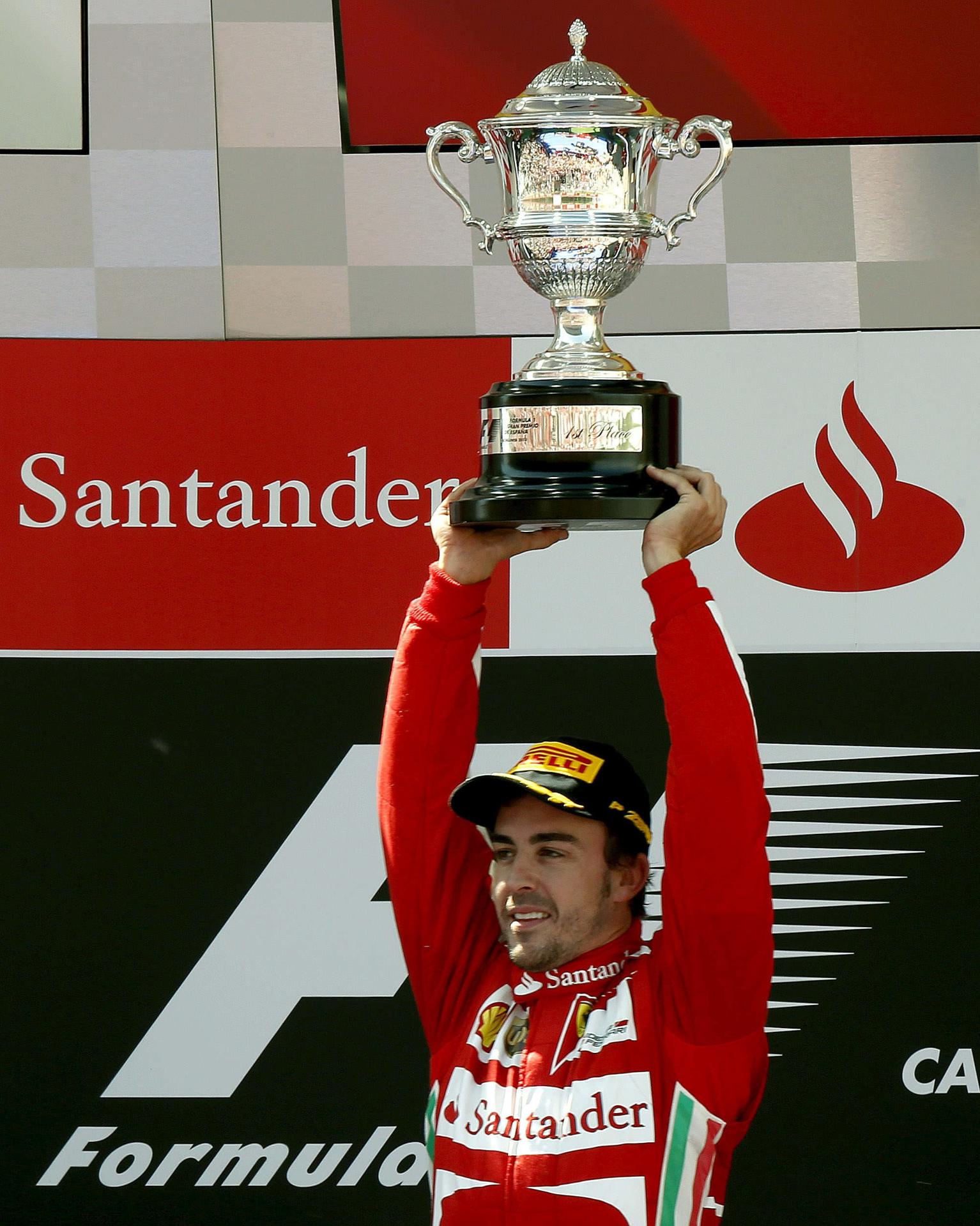 El piloto español de Ferrari Fernando Alonso -en una foto de archivo- celebra en el podio su victoria en el Gran Premio de España de 2013 en el Circuito de Catalunya en Montmeló (Barcelona). EFE/Alberto Estévez