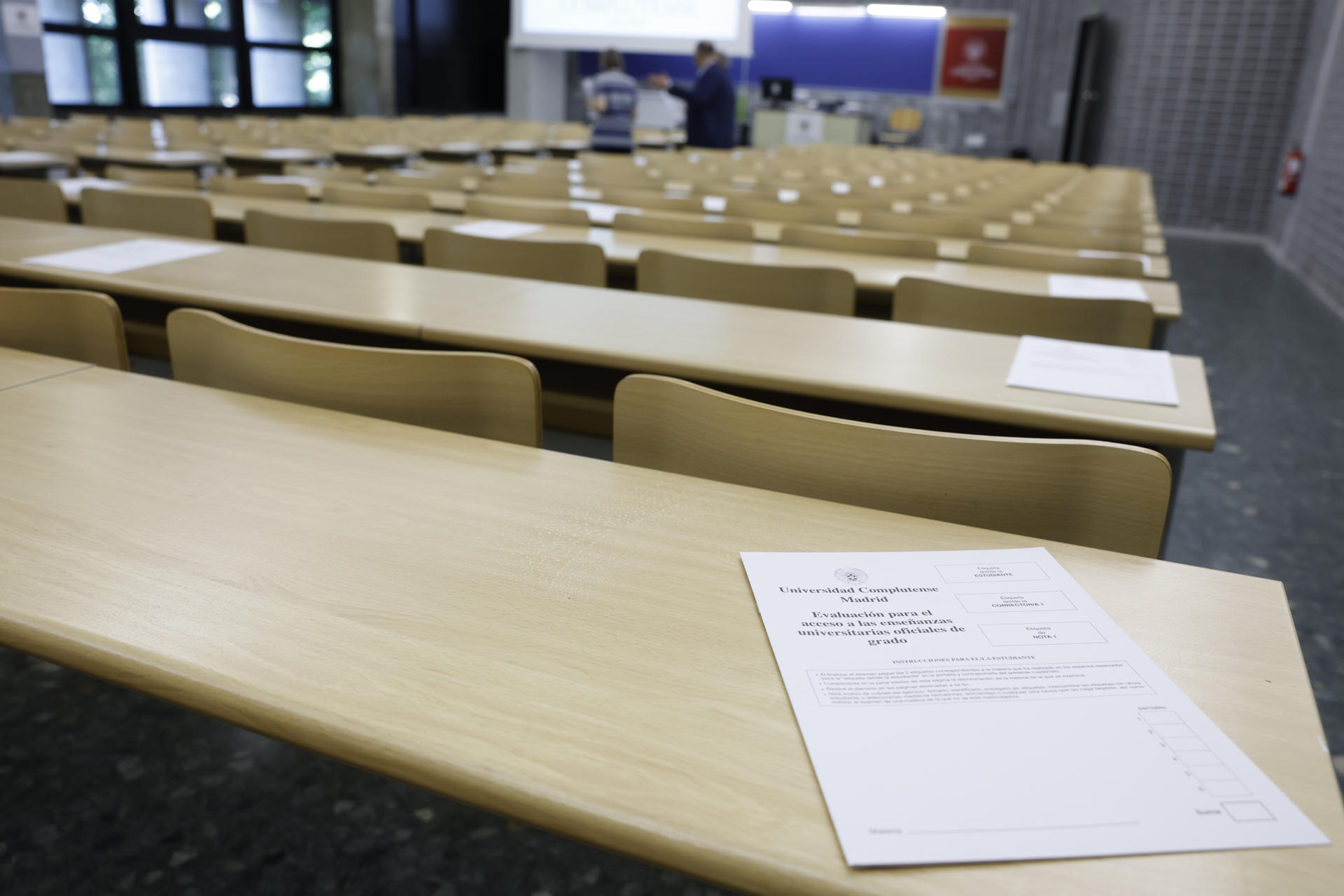 Instrucciones de la EBAU repartidas en un aula a la espera del comienzo de la prueba en Ciudad Universitaria en Madrid. EFE/ Mariscal