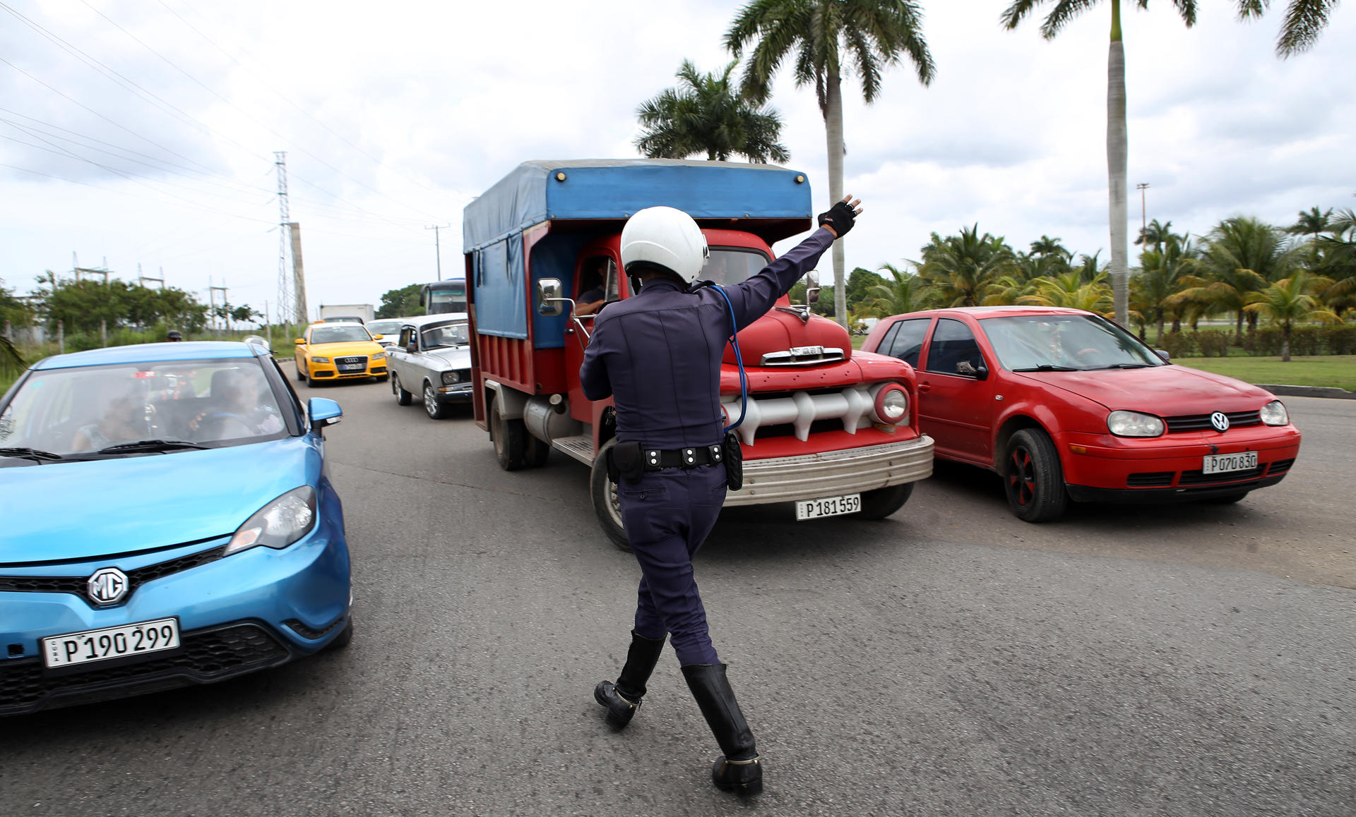 Fotografía de archivo de un policía de tránsito al controlar el tráfico de vehículos hacia el aeropuerto José Martí de La Habana (Cuba). EFE/Alejandro Ernesto
