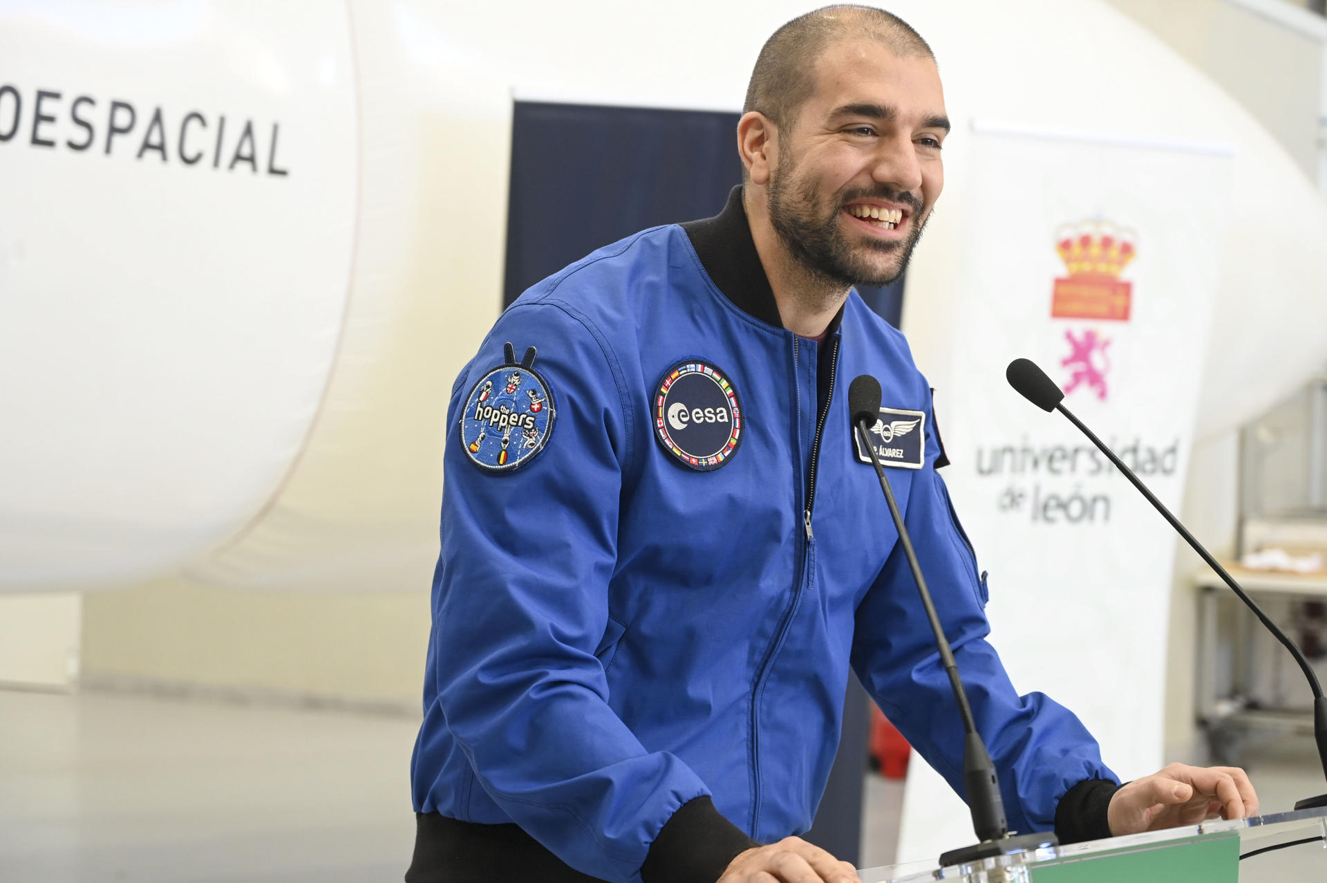 El astronauta Pablo Álvarez, durante una charla en la Universidad de León (ULe). EFE/J. Casares/Archivo