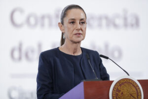 La presidenta de México, Claudia Sheinbaum, habla durante una rueda de prensa este jueves, en el Palacio Nacional de la Ciudad de México (México). EFE/ Isaac Esquivel