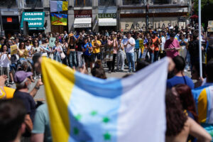 Manifestación en la Puerta del Sol de Madrid este domingo bajo el lema 'Canarias tiene un límite' contra la masificación turística en las islas y sus efectos y el impacto socioeconómico del modelo de masas de su motor económico: el turismo. EFE/ Borja Sanchez-Trillo