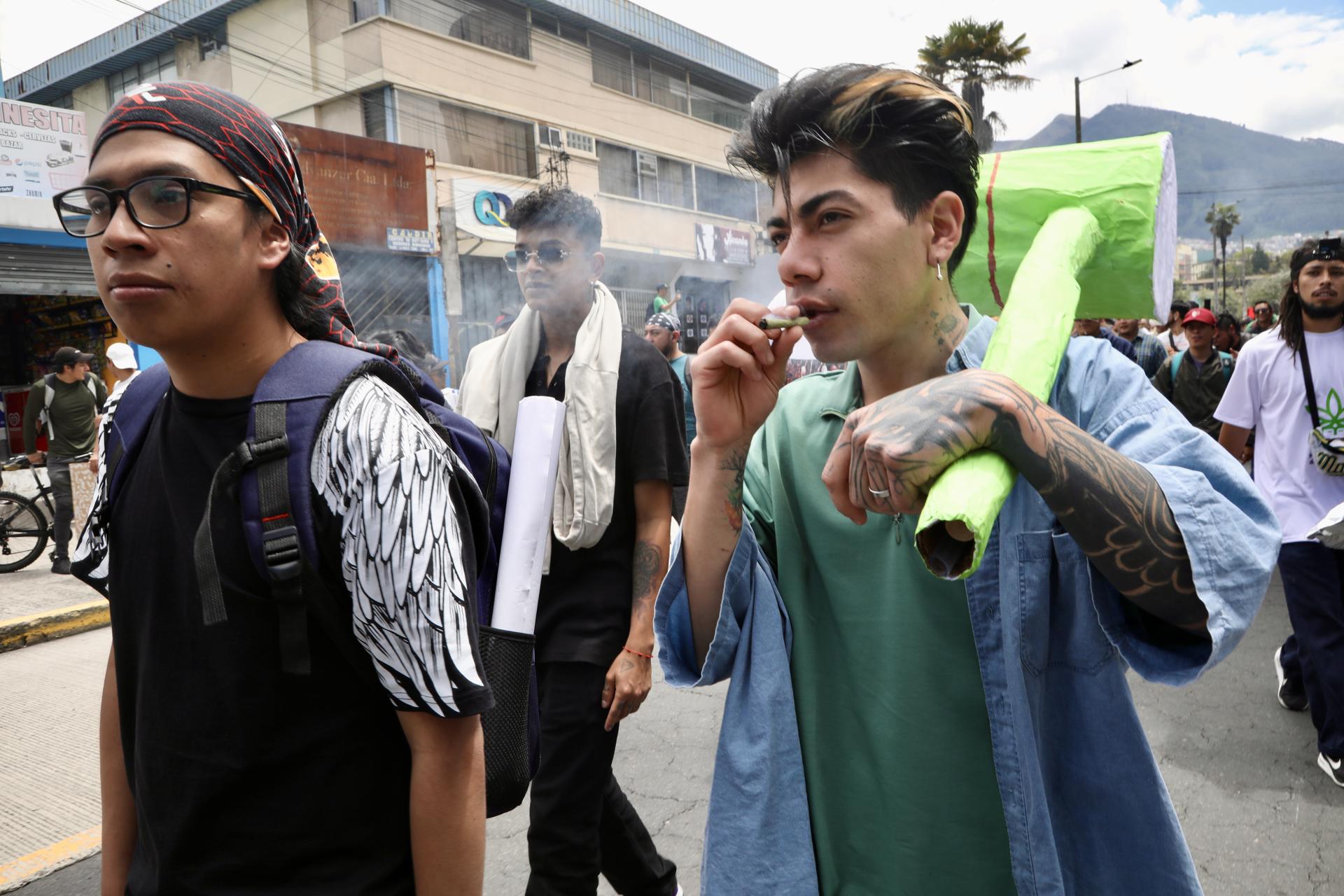 Personas participan en la marcha por el Día Mundial de la Marihuana este sábado, en Quito (Ecuador). EFE/ Gianna Benalcazar