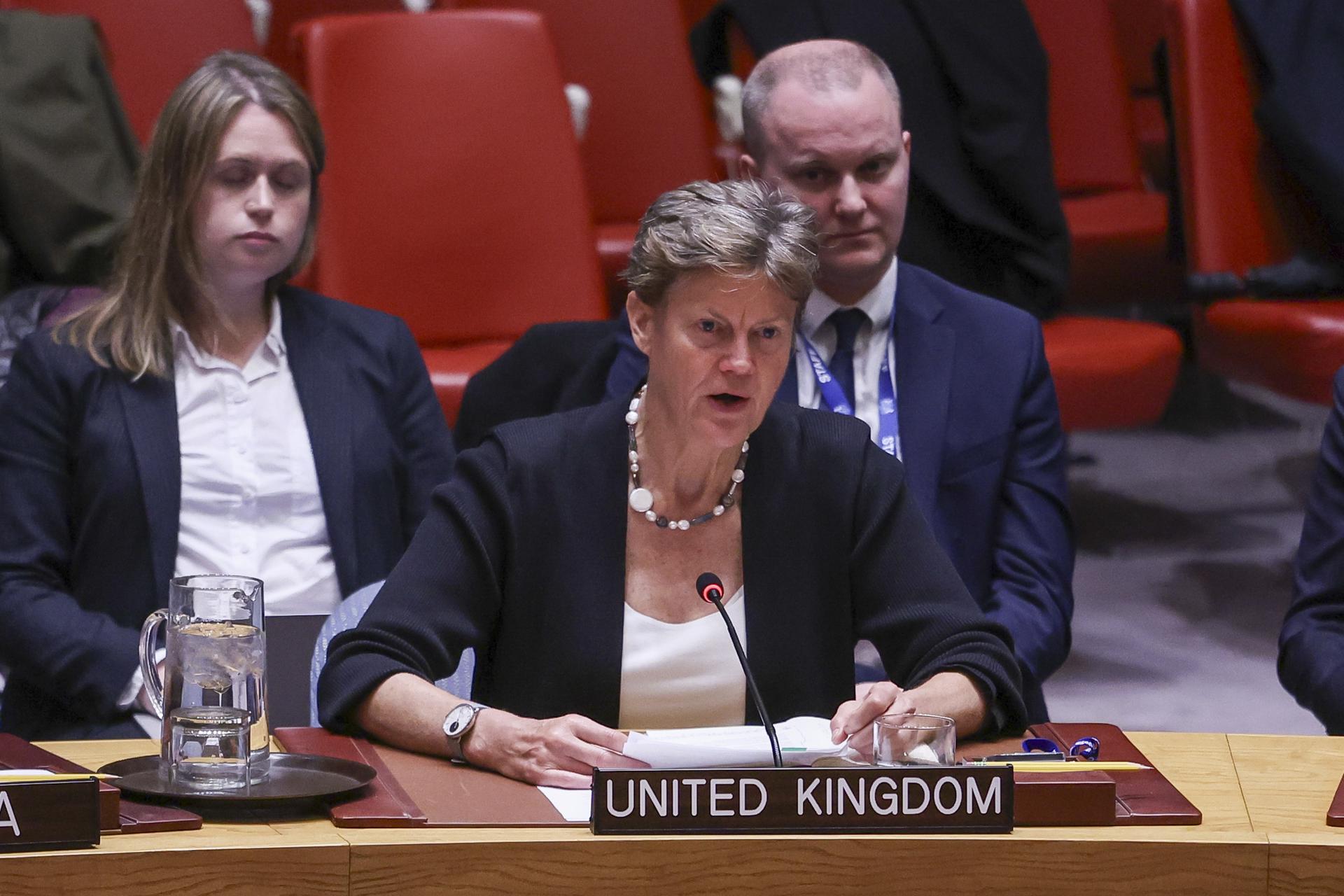 Fotografía de archivo, tomada el pasado 24 de marzo, de la embajadora británica ante el Consejo de Seguridad de la ONU, Barbara Woodward (c), durante una reunión del Consejo, en Nueva York (NY, EE.UU.). EFE/Sarah Yenesel