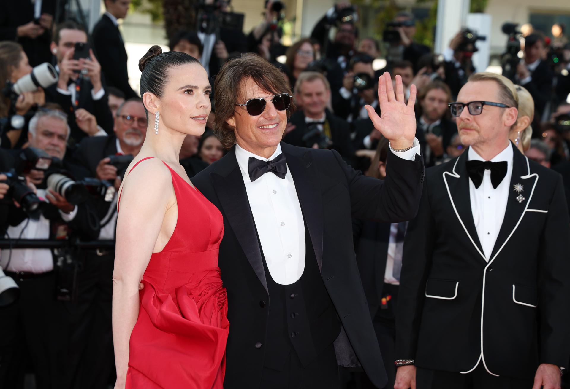Tom Cruise (C, Hayley Atwell (L) y Simon Pegg asisten al estreno de 'Misión: Imposible - La sentencia final' durante el 78º Festival de Cine de Cannes, en Cannes, Francia, el 14 de mayo de 2025. El festival de cine se celebra del 13 al 24 de mayo de 2025. (Cine, Francia) EFE/EPA/MOHAMMED BADRA
```