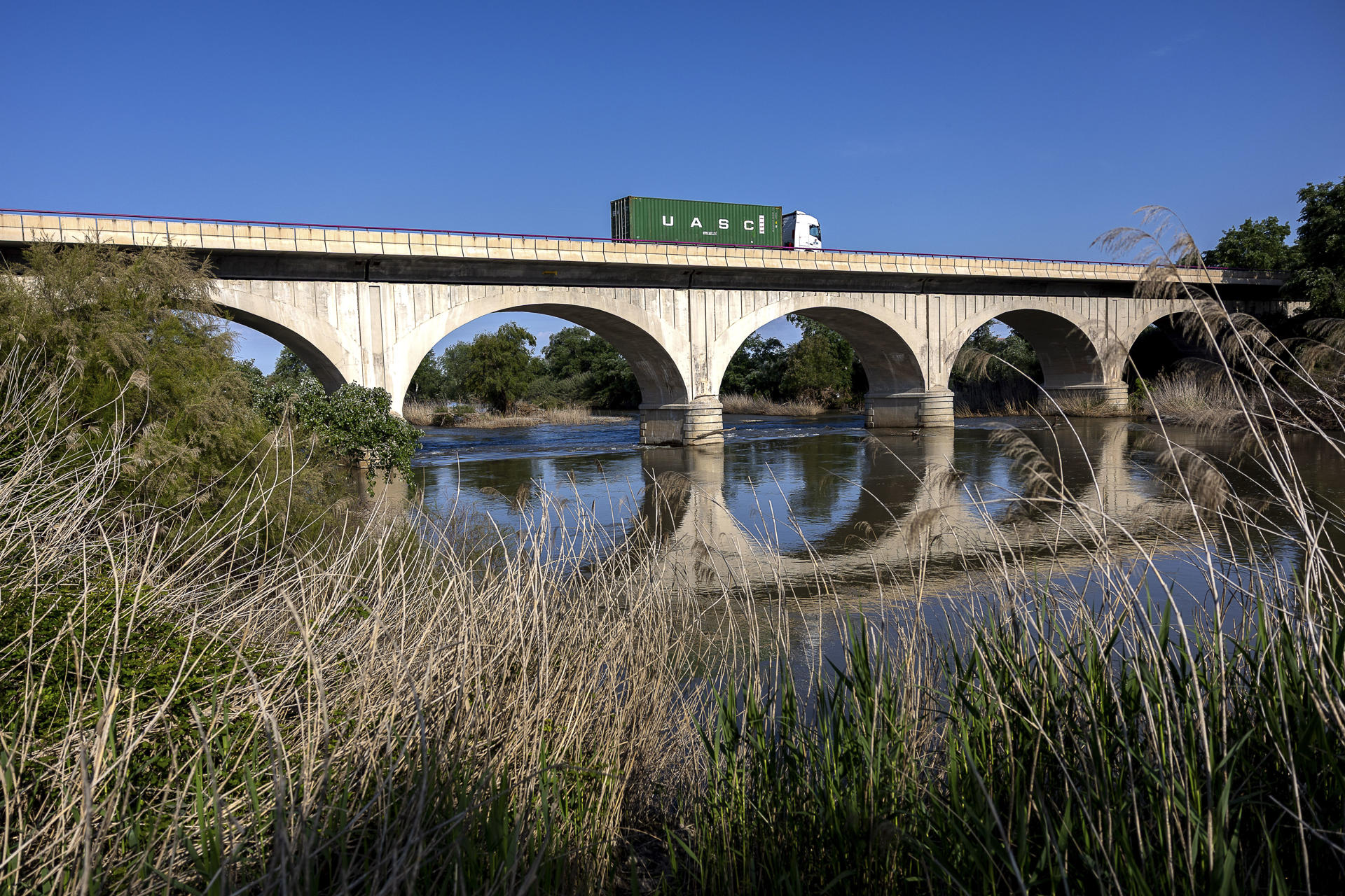 El Tribunal Supremo ha determinado que los caudales ecológicos del río Tajo no se pueden alcanzar de forma escalonada hasta el año 2027 en el tramo comprendido desde el embalse de Bolarque en Guadalajara hasta el de Valdecañas entre las provincias de Toledo y Cáceres, ya que al tratarse de zonas protegidas, deben entrar en vigor de forma inmediata. EFE/ Ismael Herrero