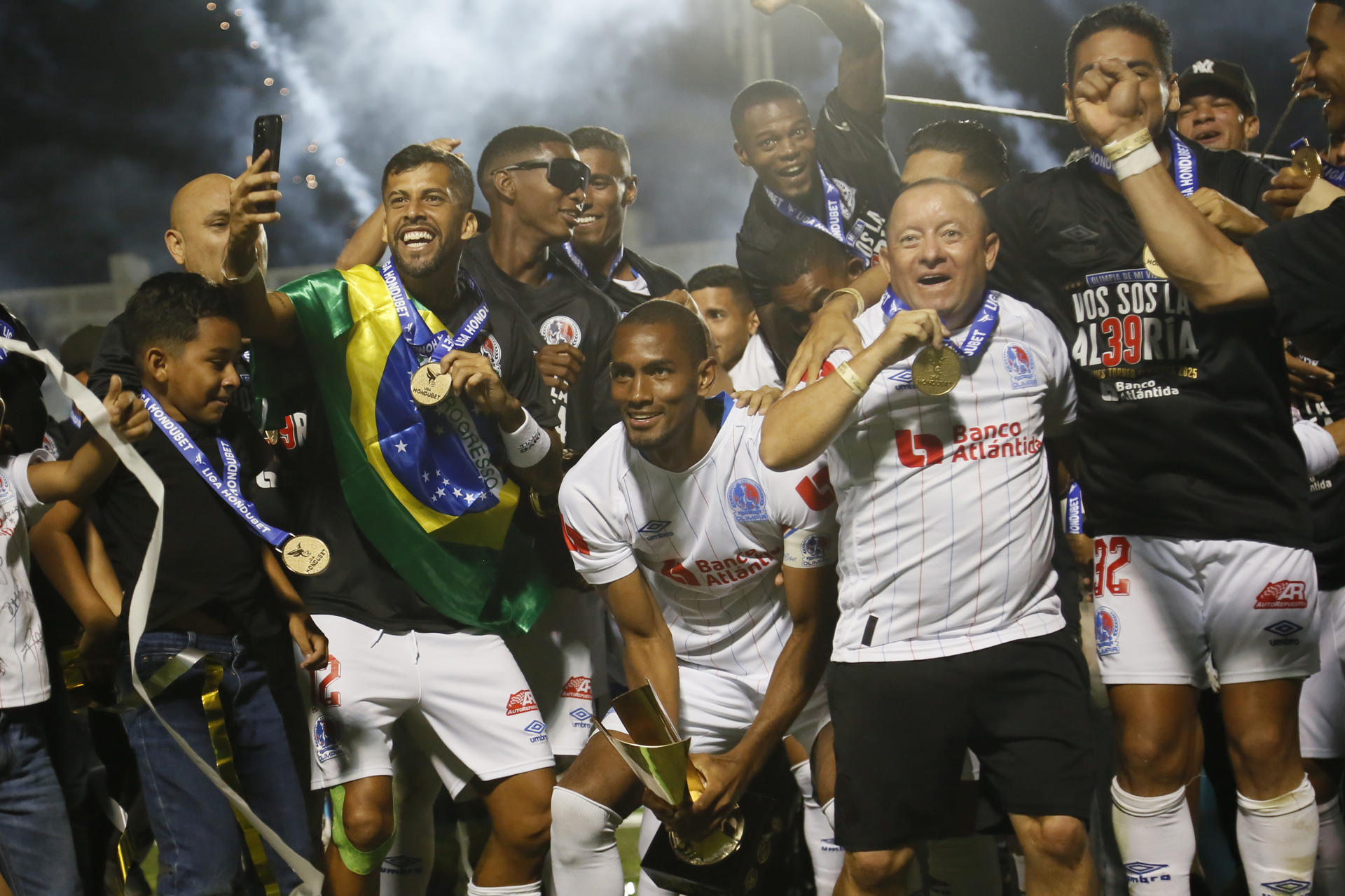 Jugadores de Olimpia celebran este domingo la conquista del Torneo Apertura hondureño en el Estadio Nacional Chelato Uclés de Tegucigalpa. EFE/ STR
