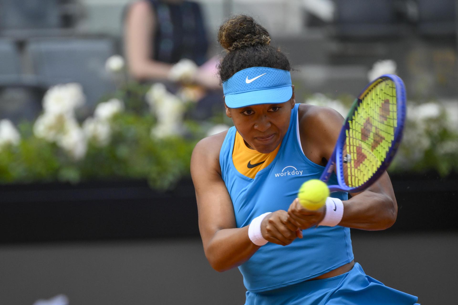 La tenista japonesa Naomi Osaka en acción durante su partido individual femenino contra Sara Errani de Italia en el Abierto de Italia en Roma, Italia. EFE/EPA/FABRIZIO CORRADETTI